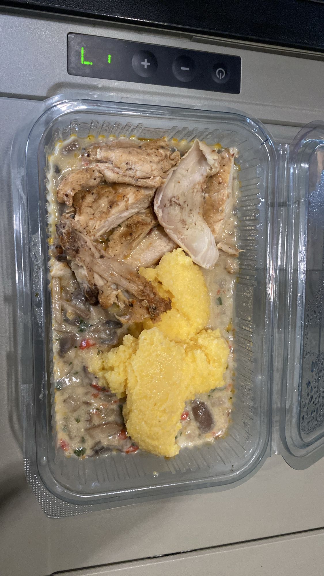 Pui cu mămăligă și ciuperci