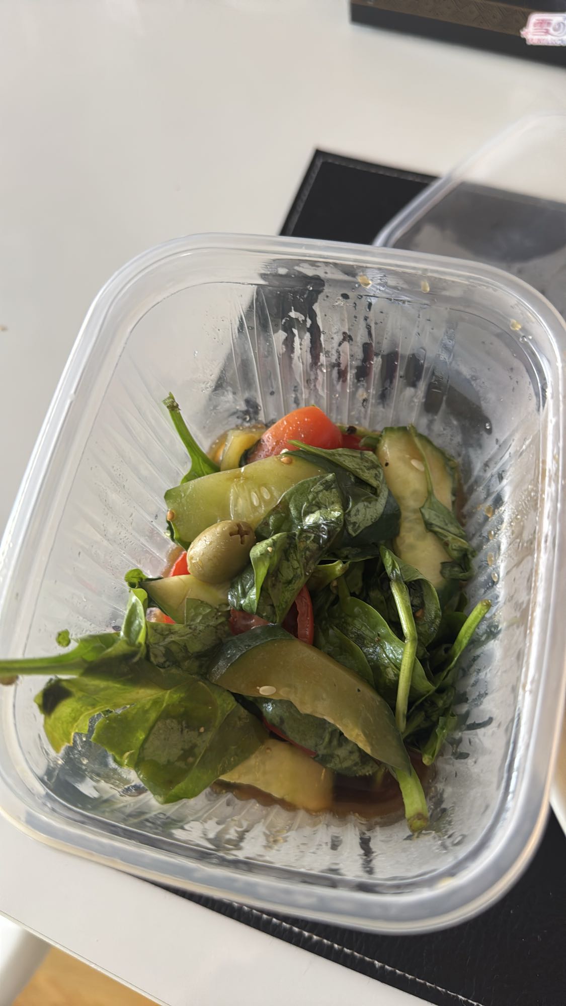 Grönsallad med oliver