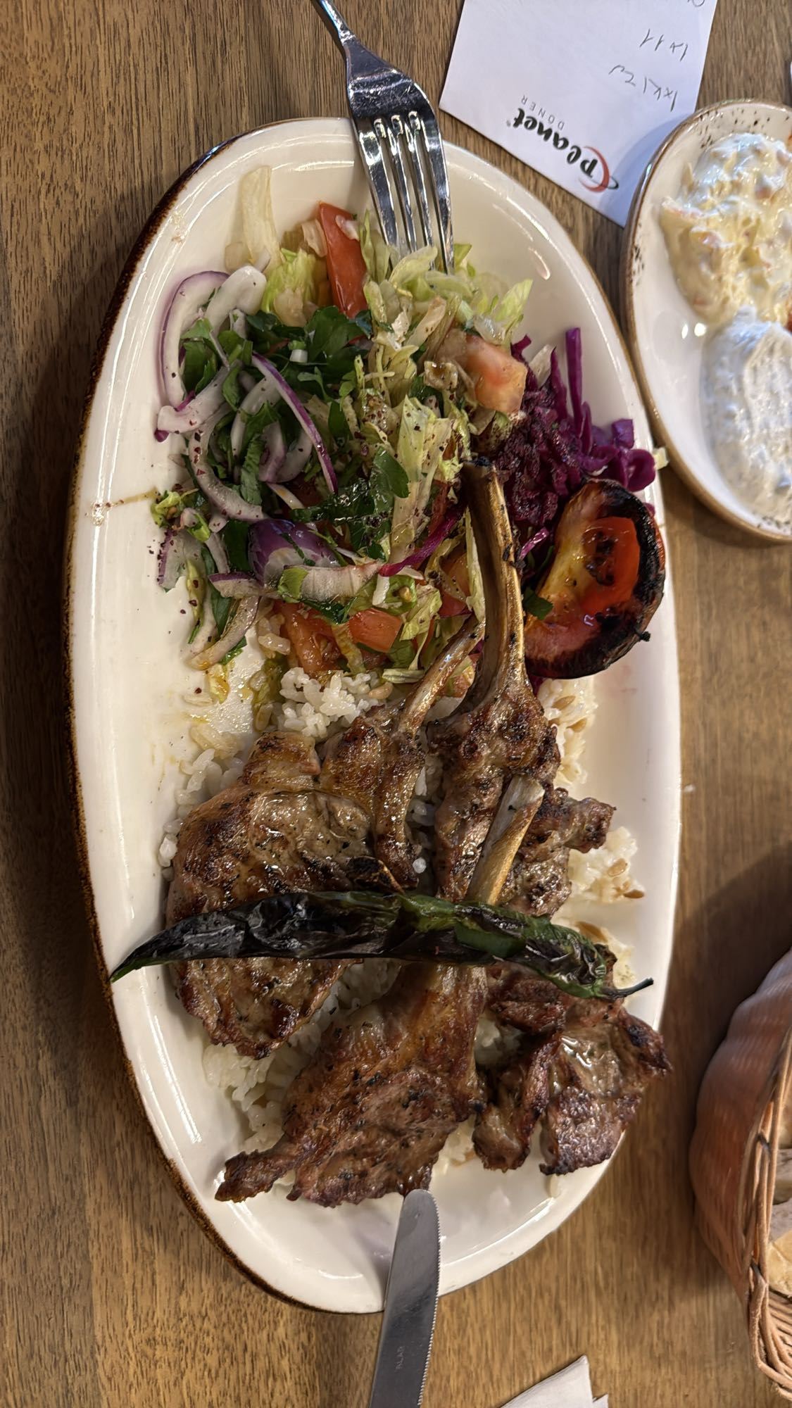 Grillowane kotlety jagnięce z ryżem i sałatką