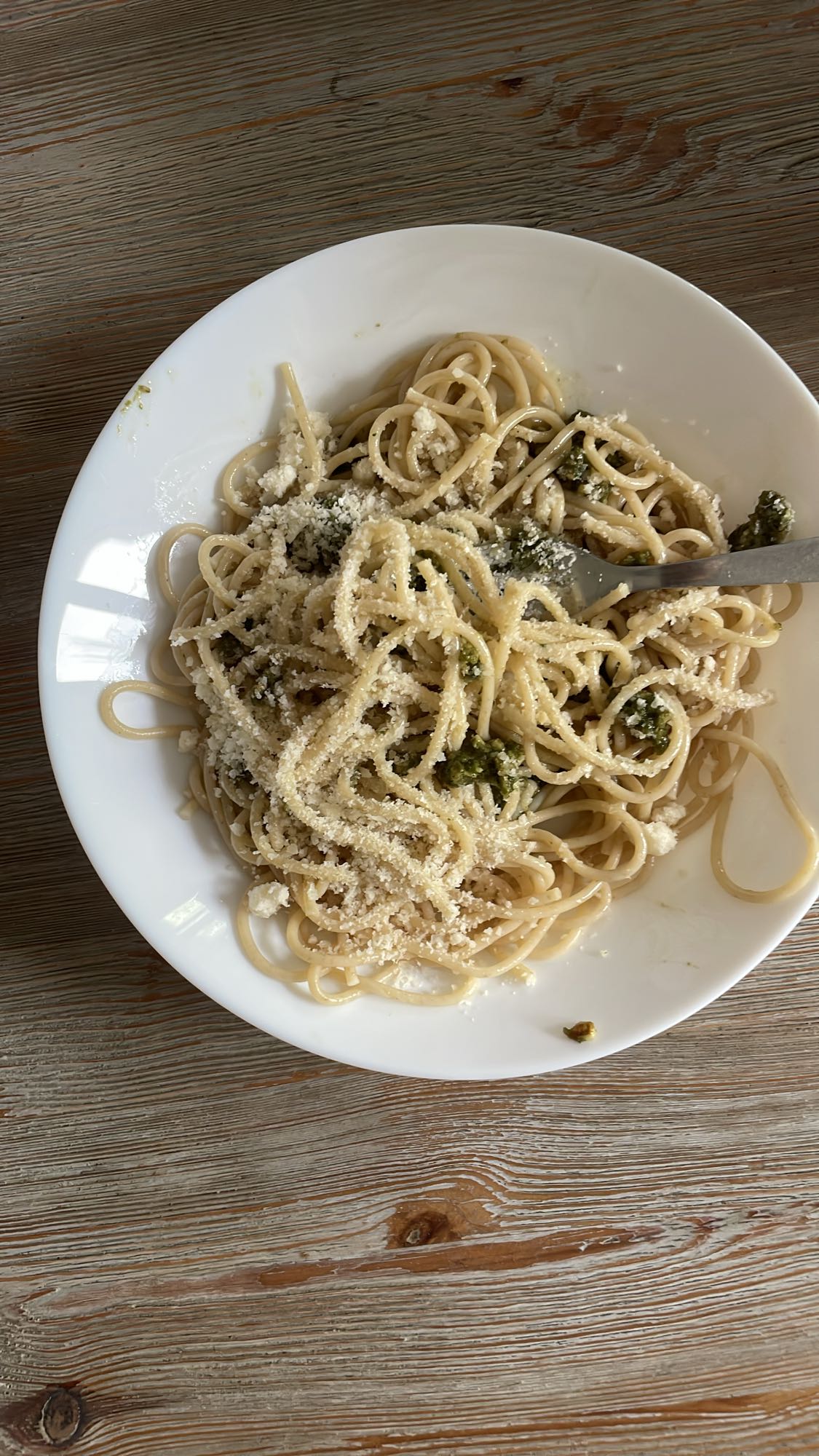 Makaron z pesto i serem