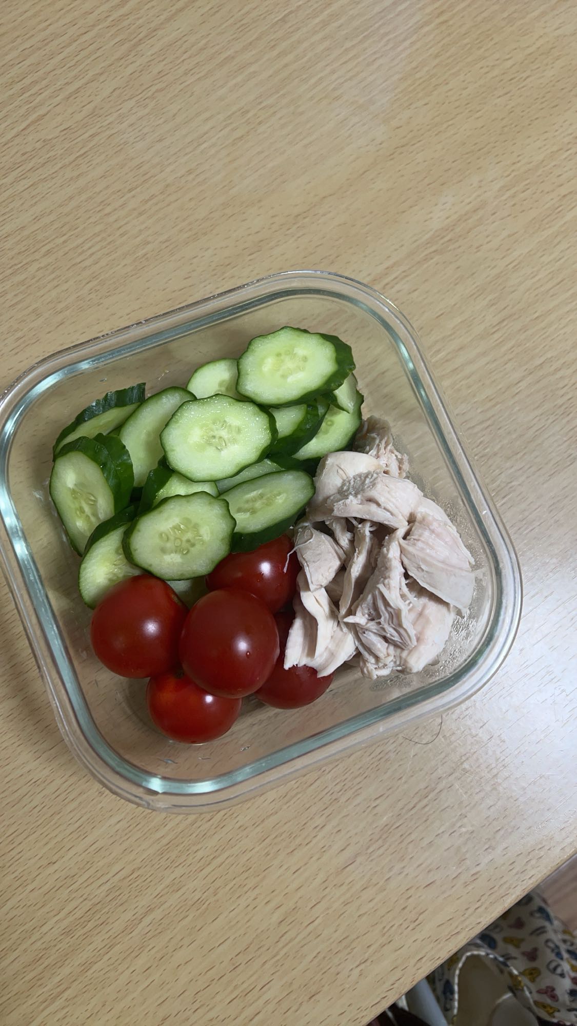 Ức gà với dưa leo cà chua