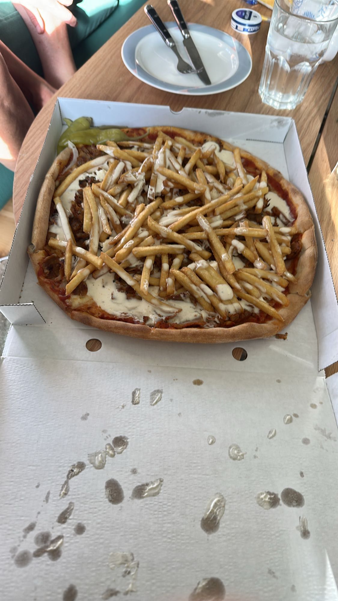 Kebabpizza med pommes