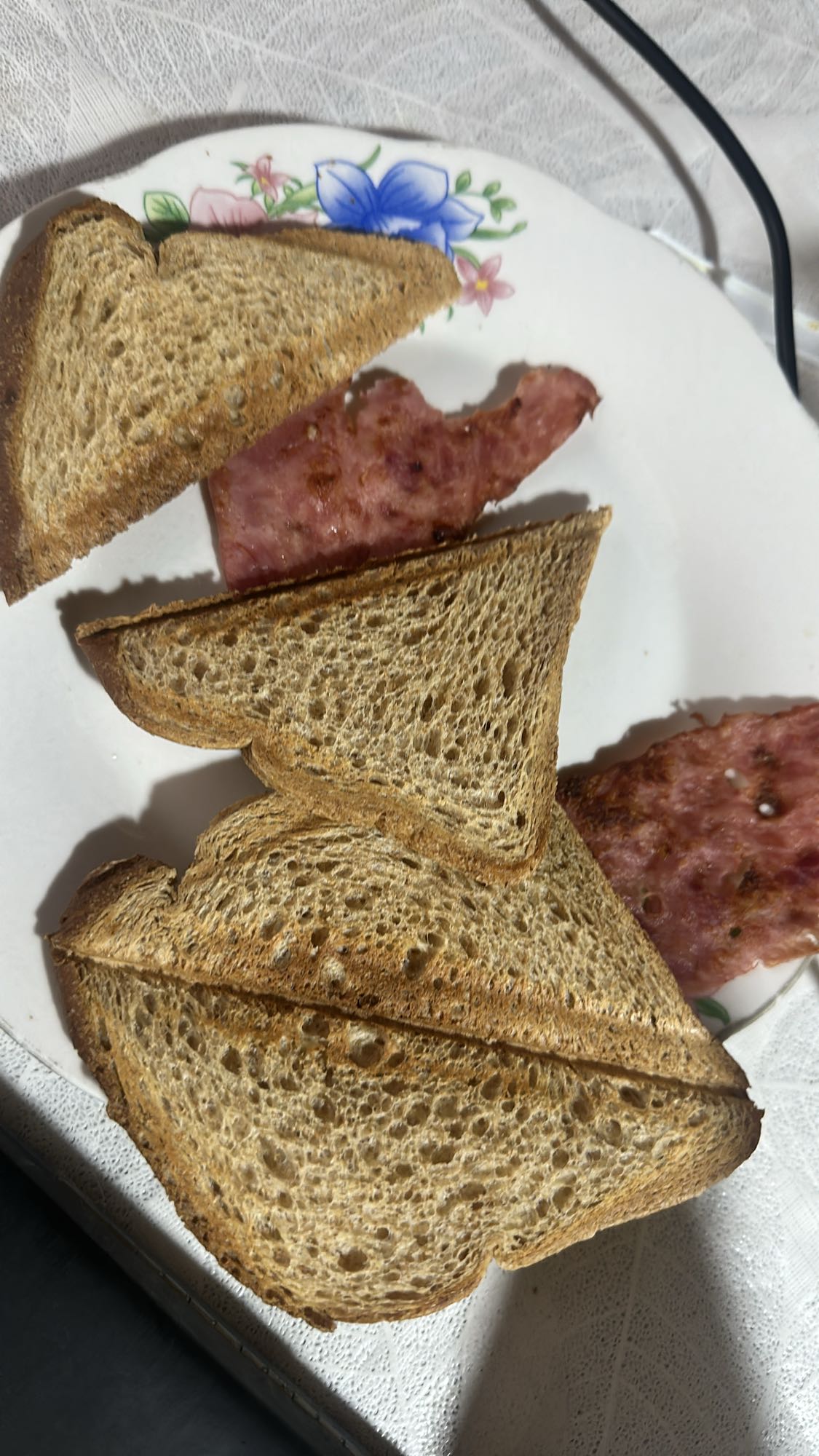 Sándwich de pan integral y jamón