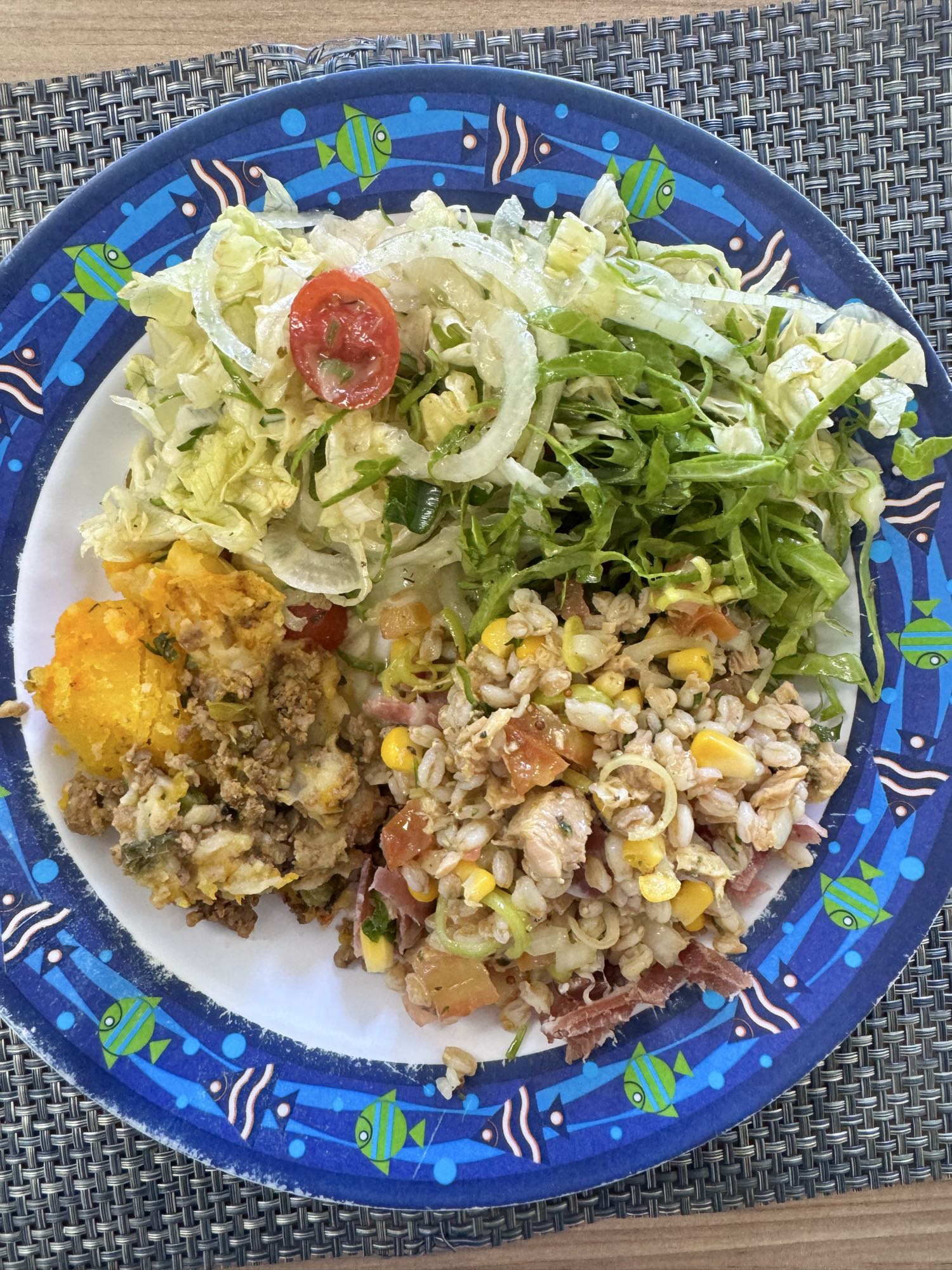 Salada com carne e grãos