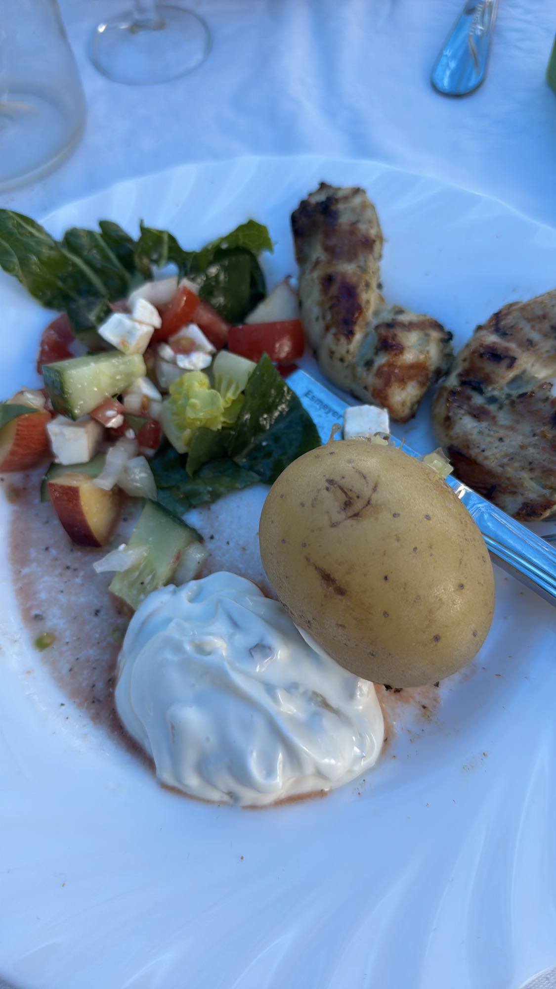 Grillteller mit Salat