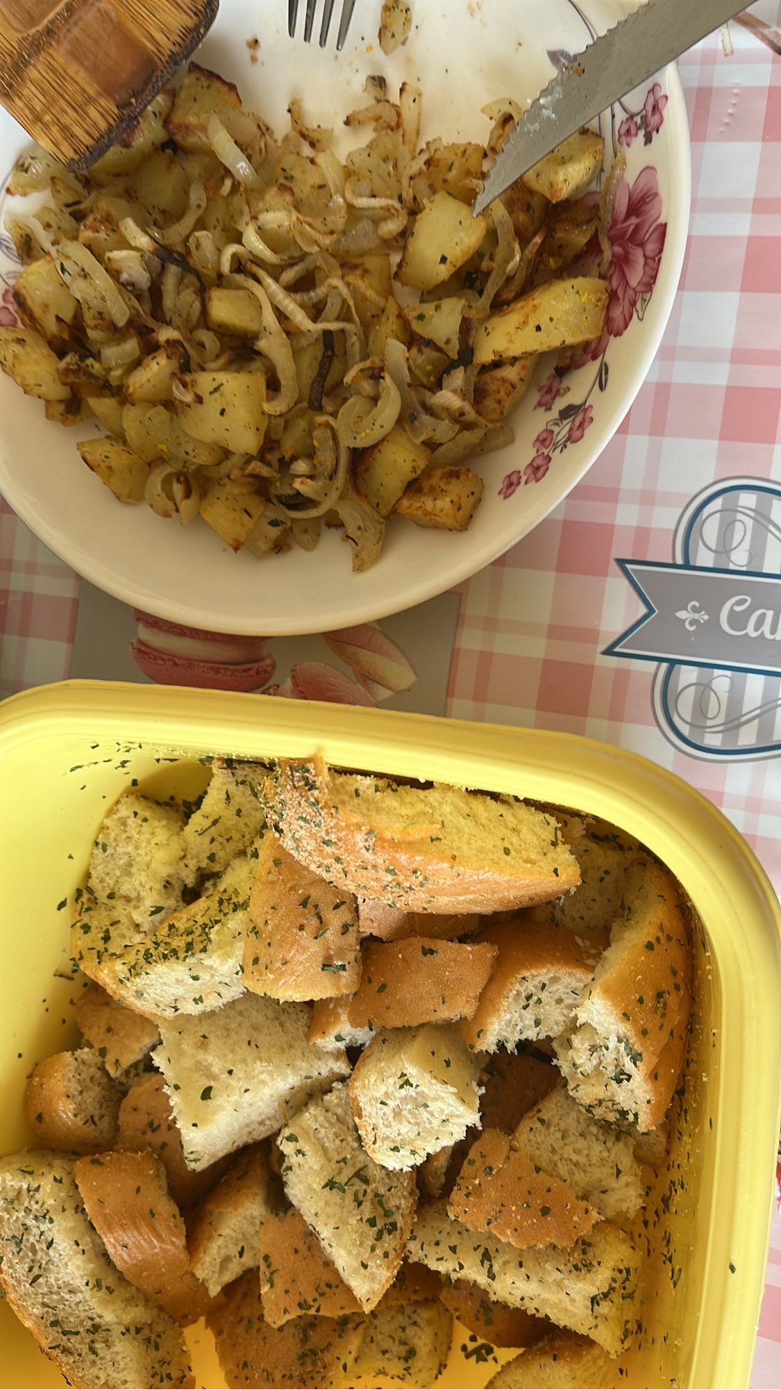 Cartofi cu ceapă, pâine, ciuperci, cașcaval, ou, semințe de floarea-soarelui și biscuiți Milka ministars