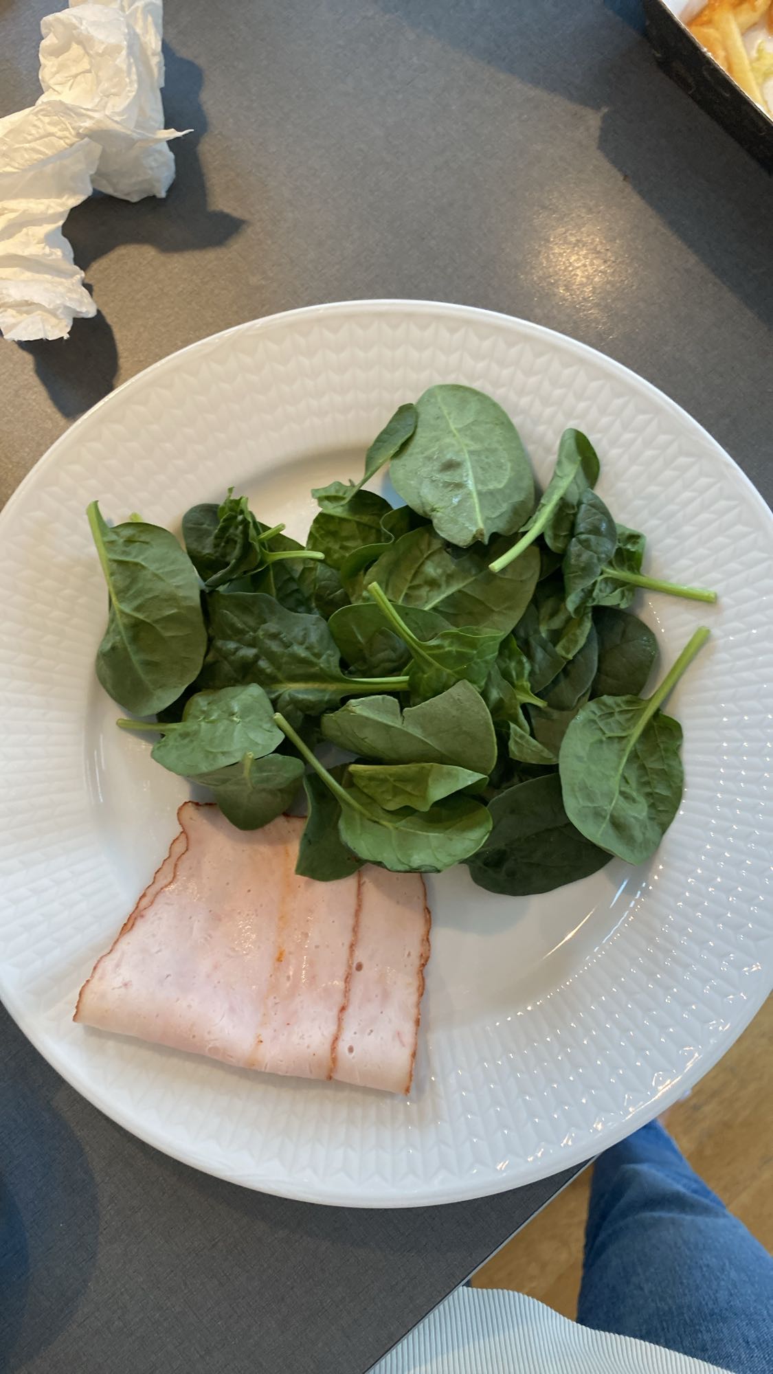 Skinka och spenat tallrik