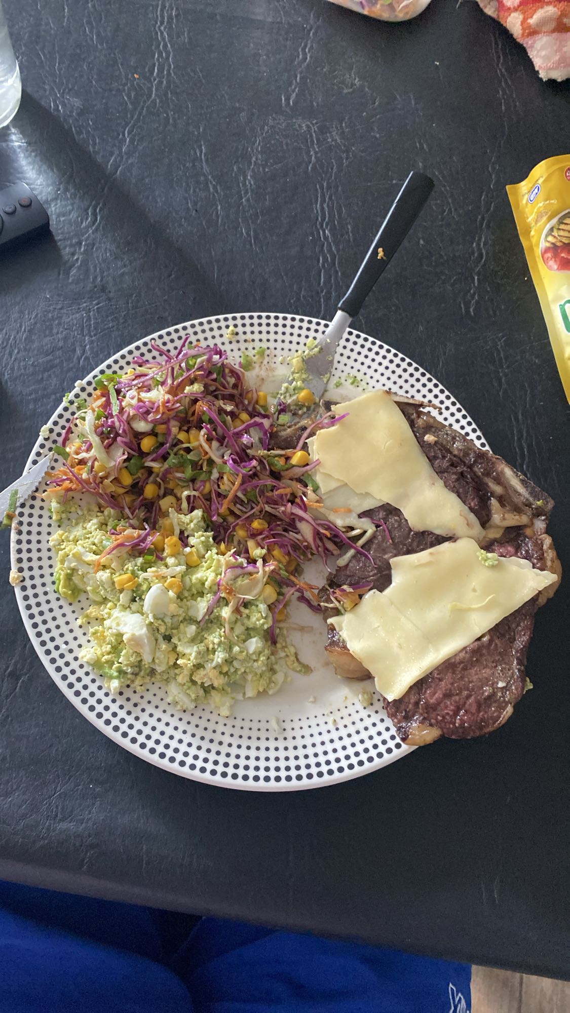 ensalada y carne con queso