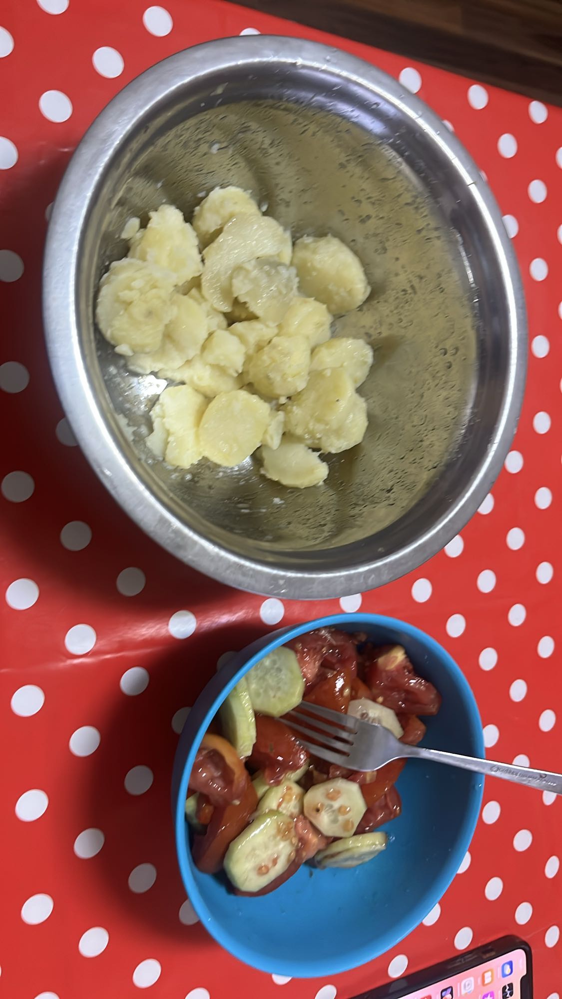 Cartofi cu salată de legume