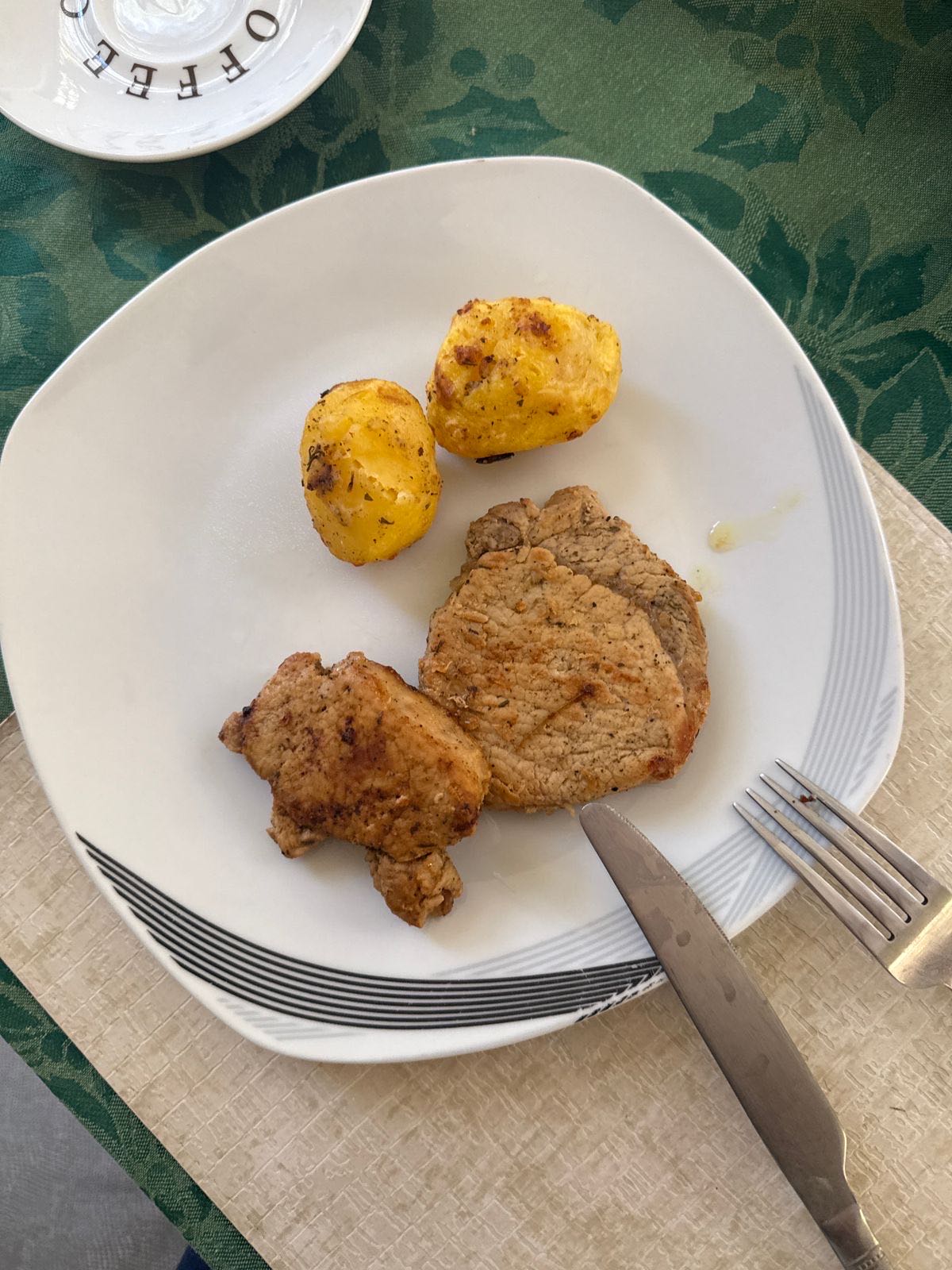 Carne con papas asadas