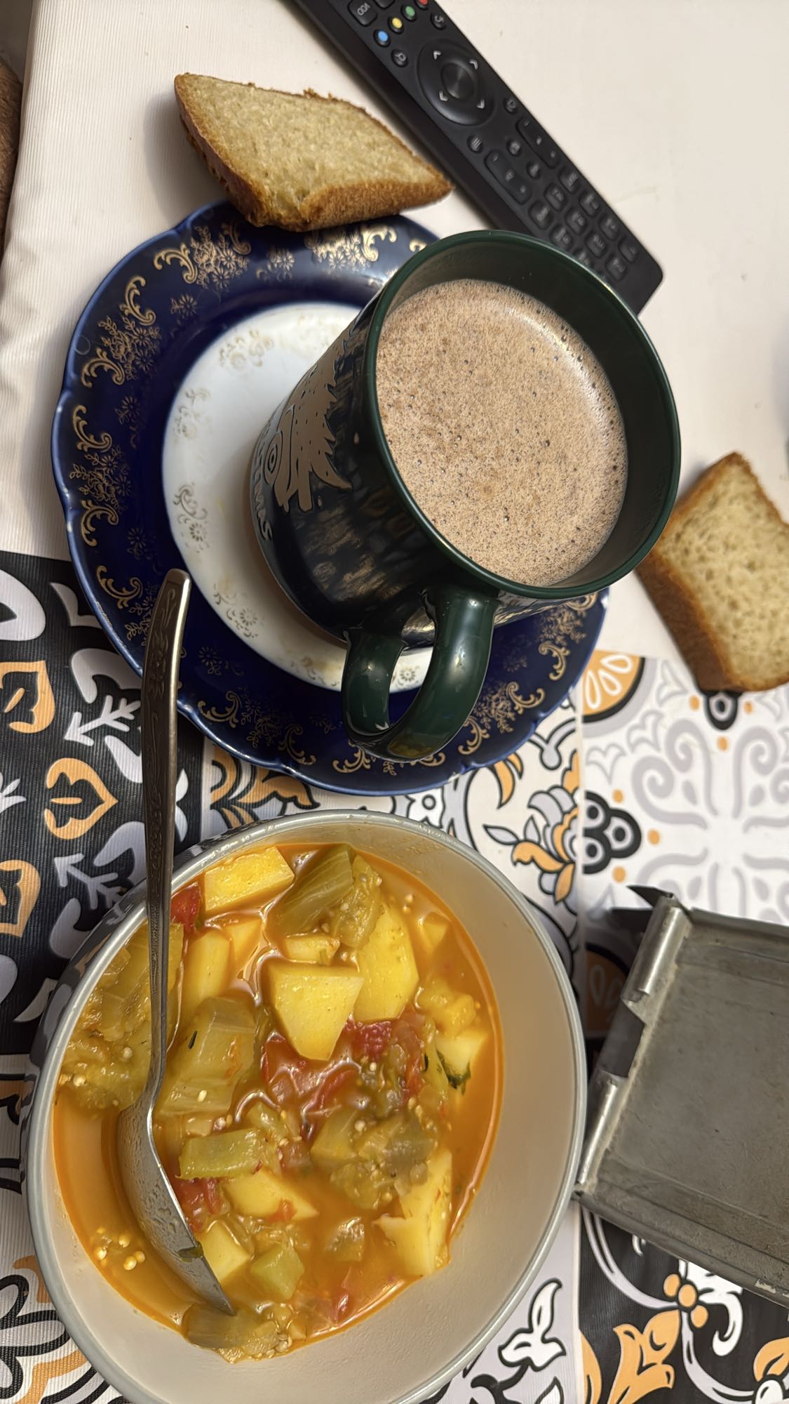 Veggie soup with cocoa