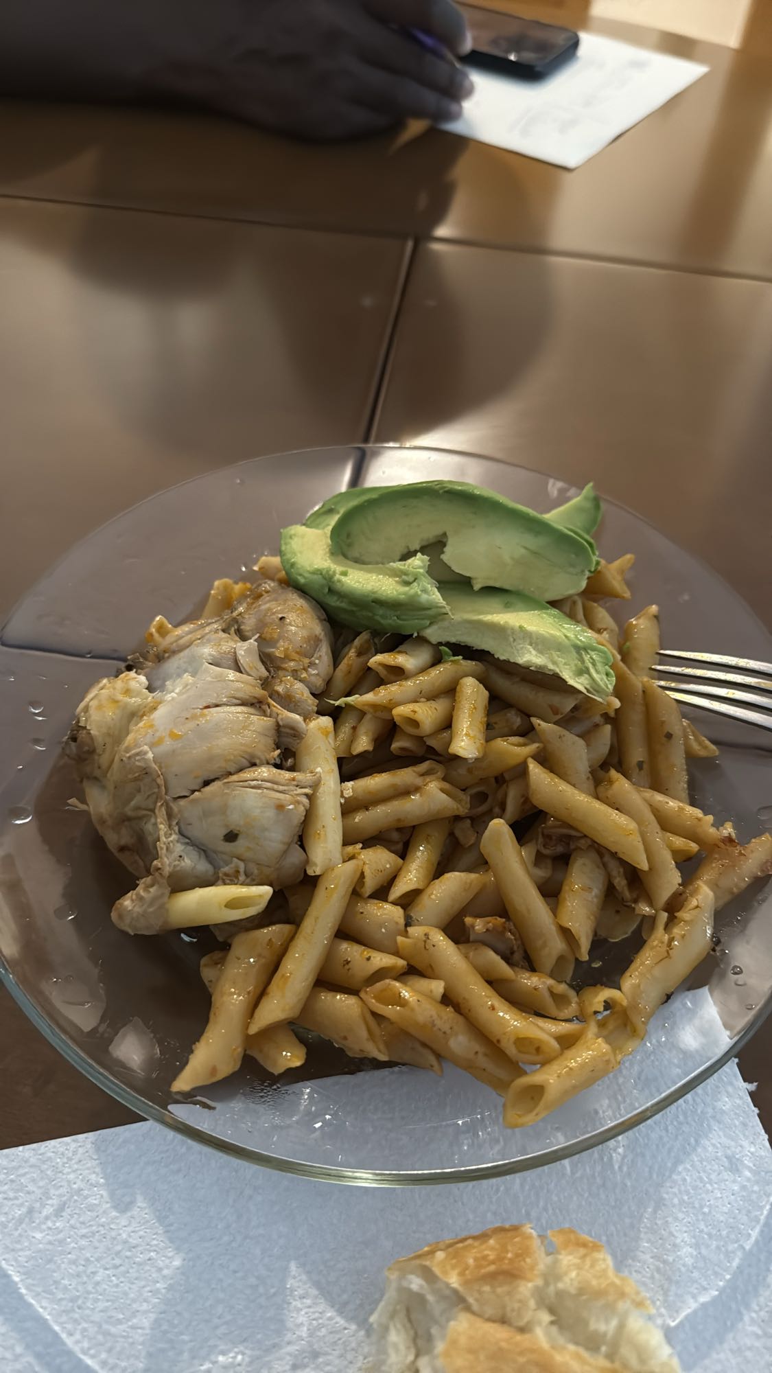 Pasta con pollo y aguacate