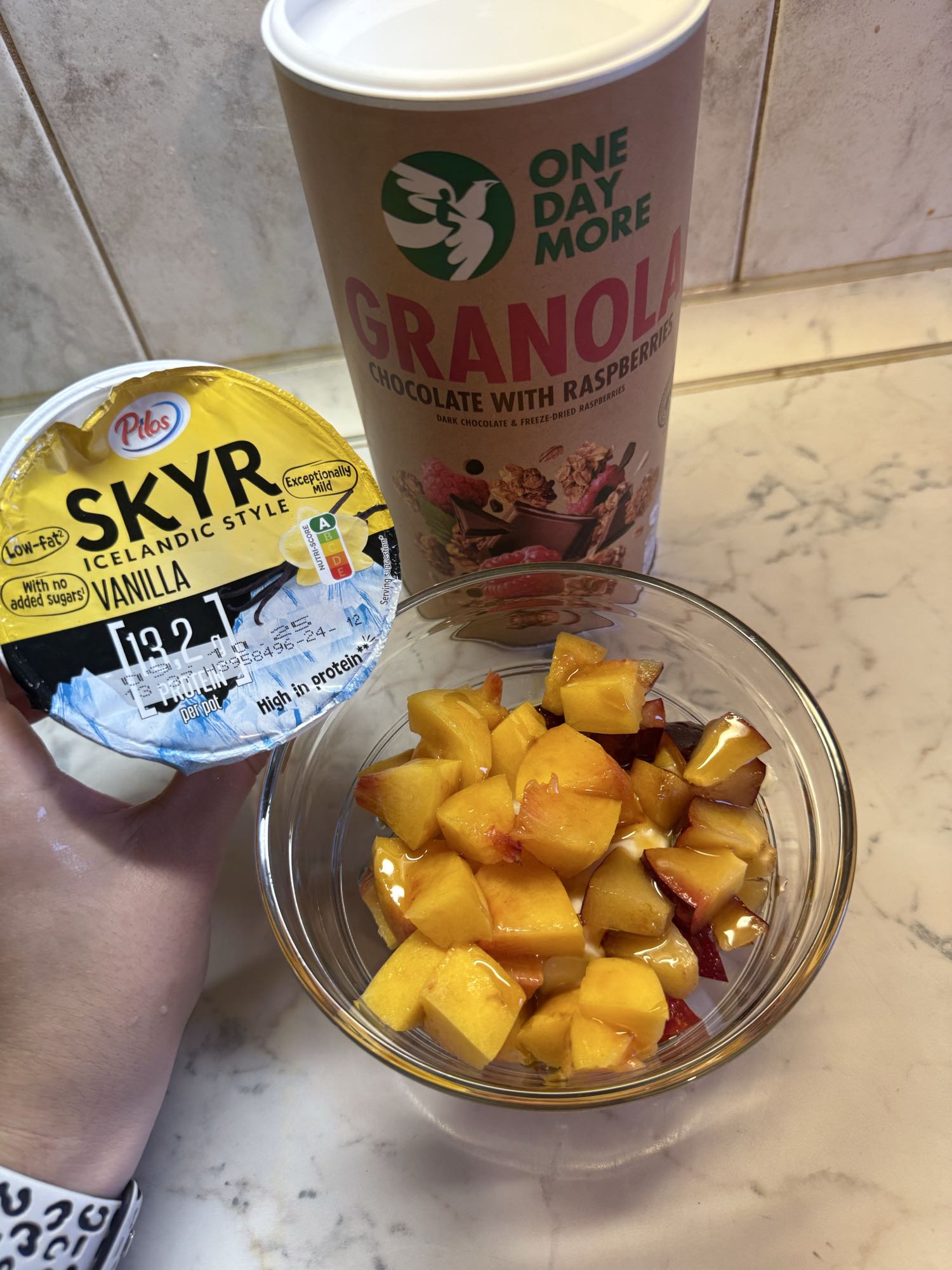 Skyr Fruit Granola Bowl