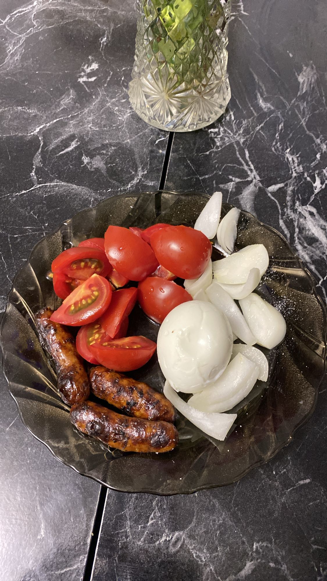 Mic dejun cu cârnați, ou, roșii și ceapă