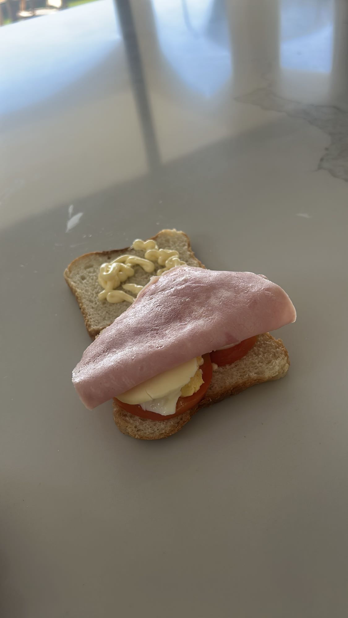 sándwich de jamón y huevo