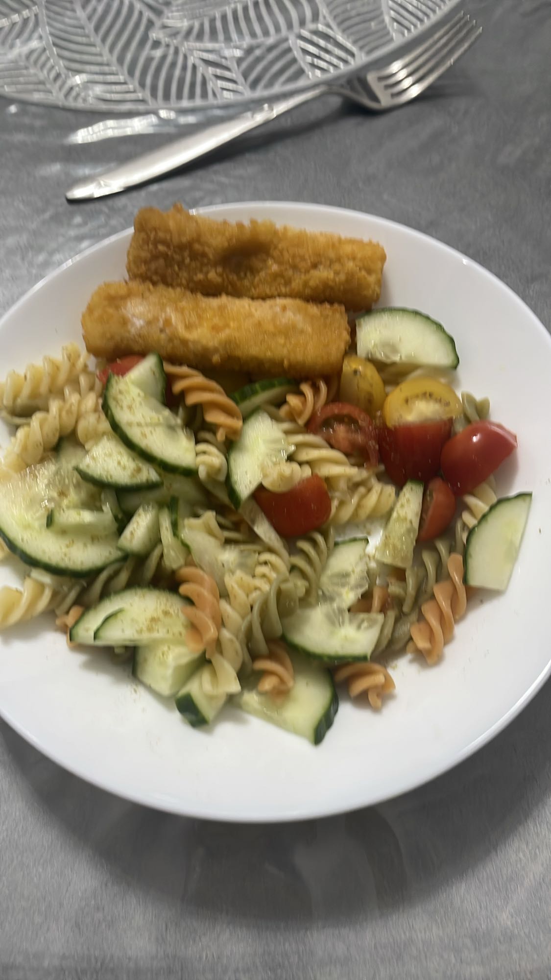 Pasta met vissticks en salade