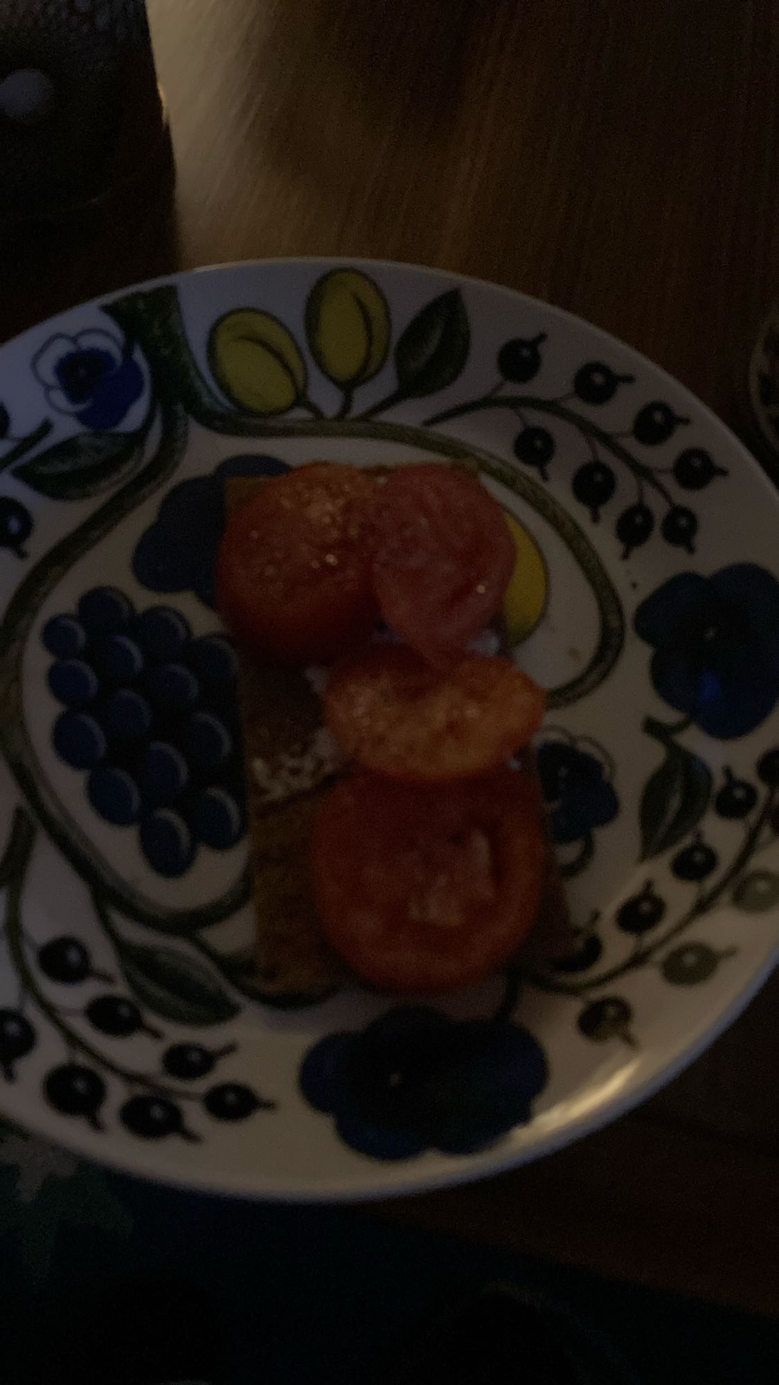 Knäckebröd med tomat