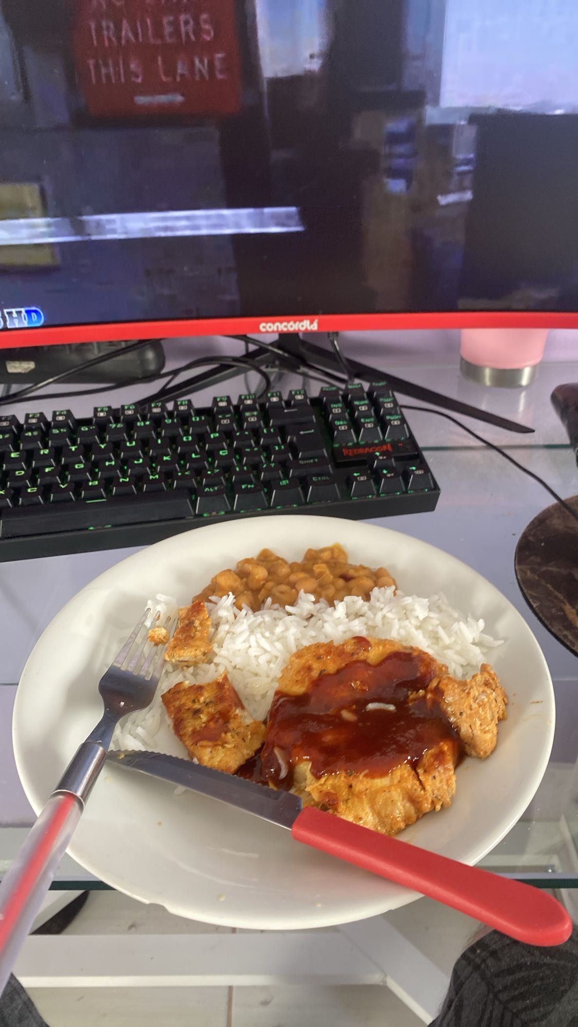 Frango com arroz e feijão
