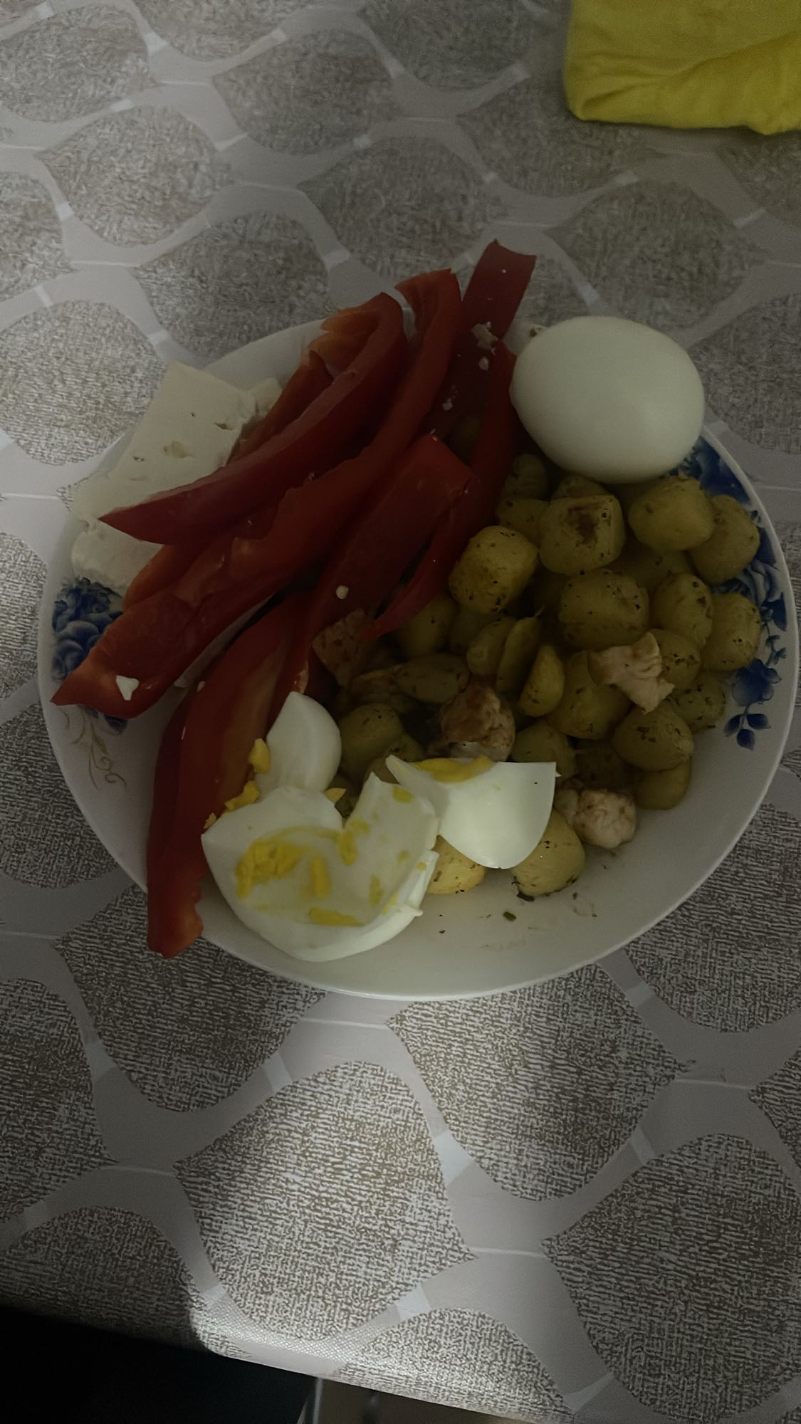 Mic dejun cu ou și cartofi