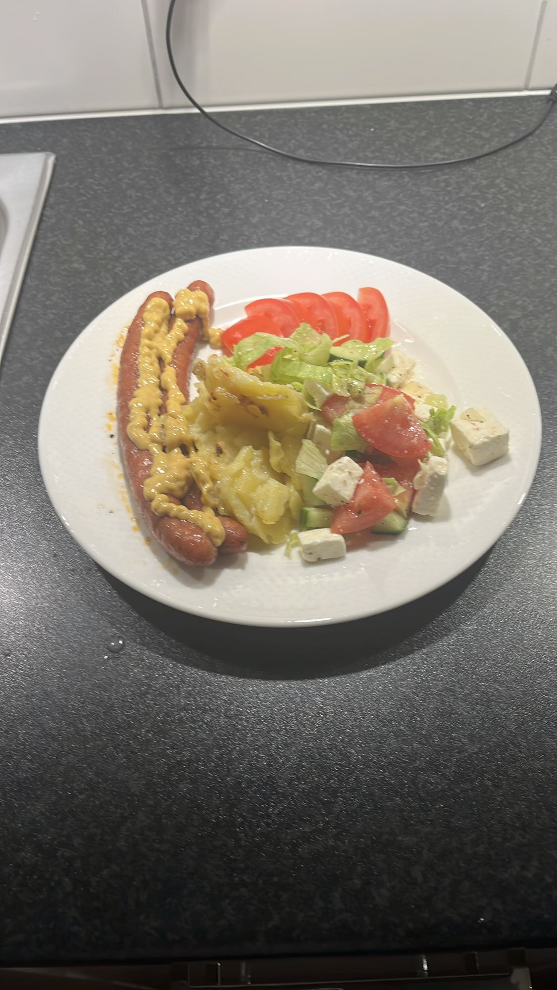 Korv med potatis och sallad