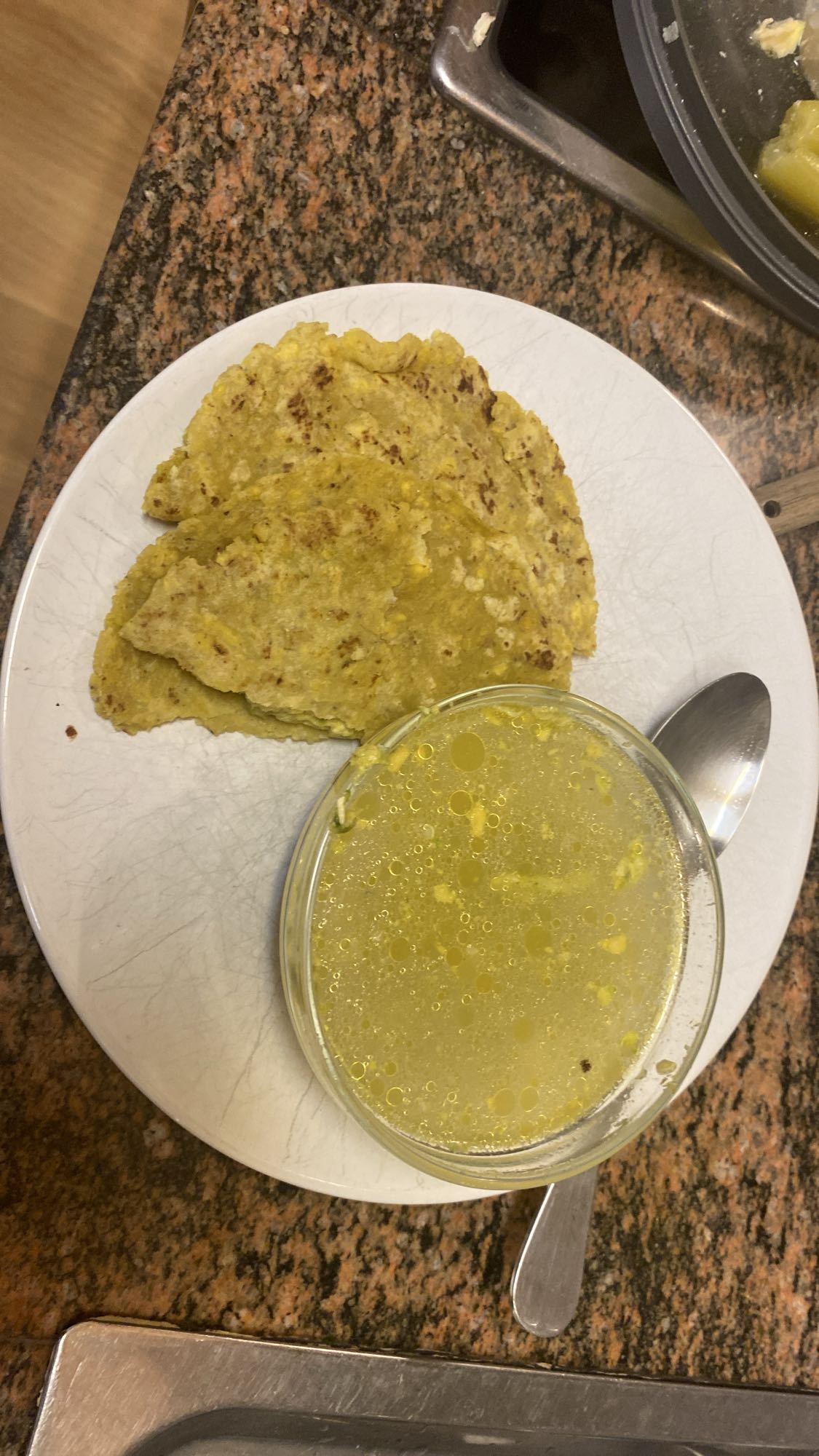 Arepas de plátano con pollo, aguacate y caldo con quinua