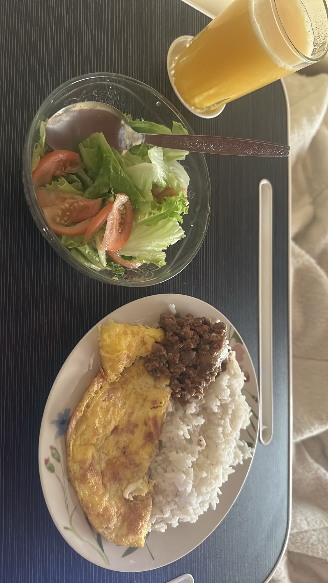 Arroz con tortilla y ensalada