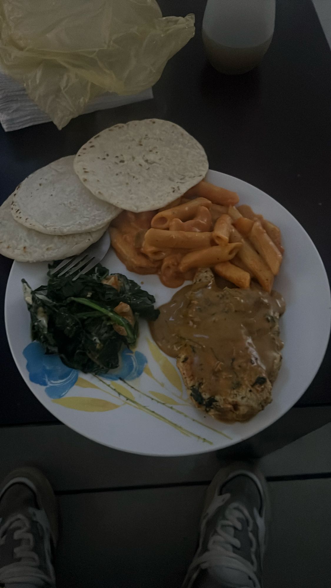 Pasta, pollo y tortillas