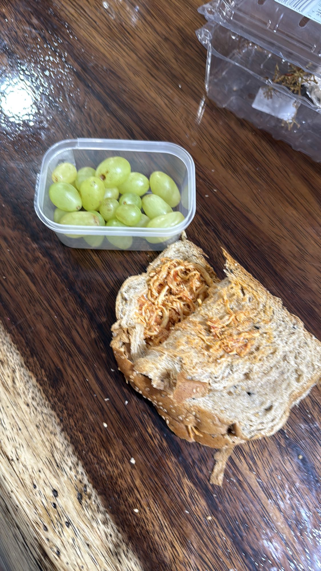 Sanduíche de frango e uvas