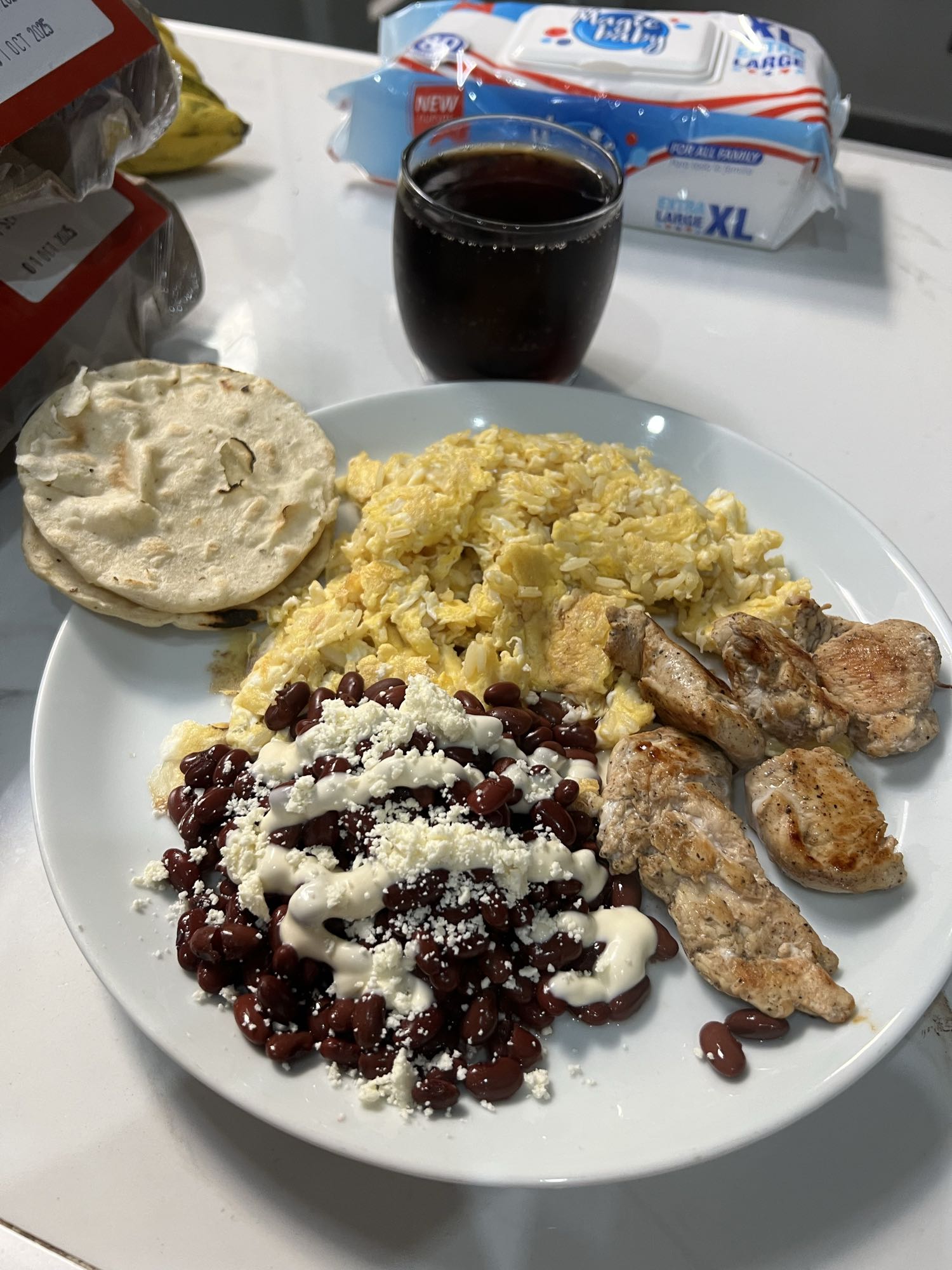 Plato de pollo, frijoles y arroz