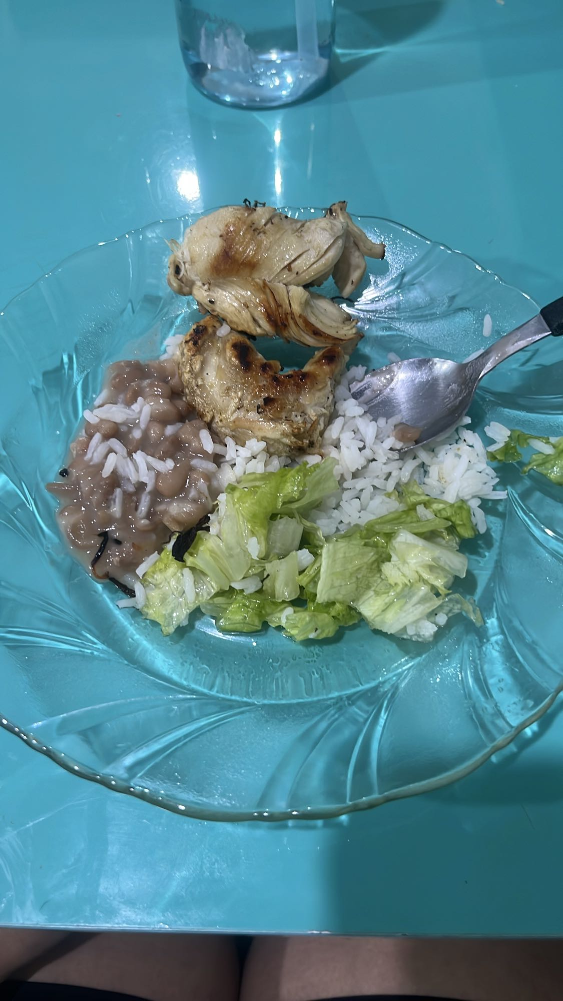 Frango com arroz e feijão