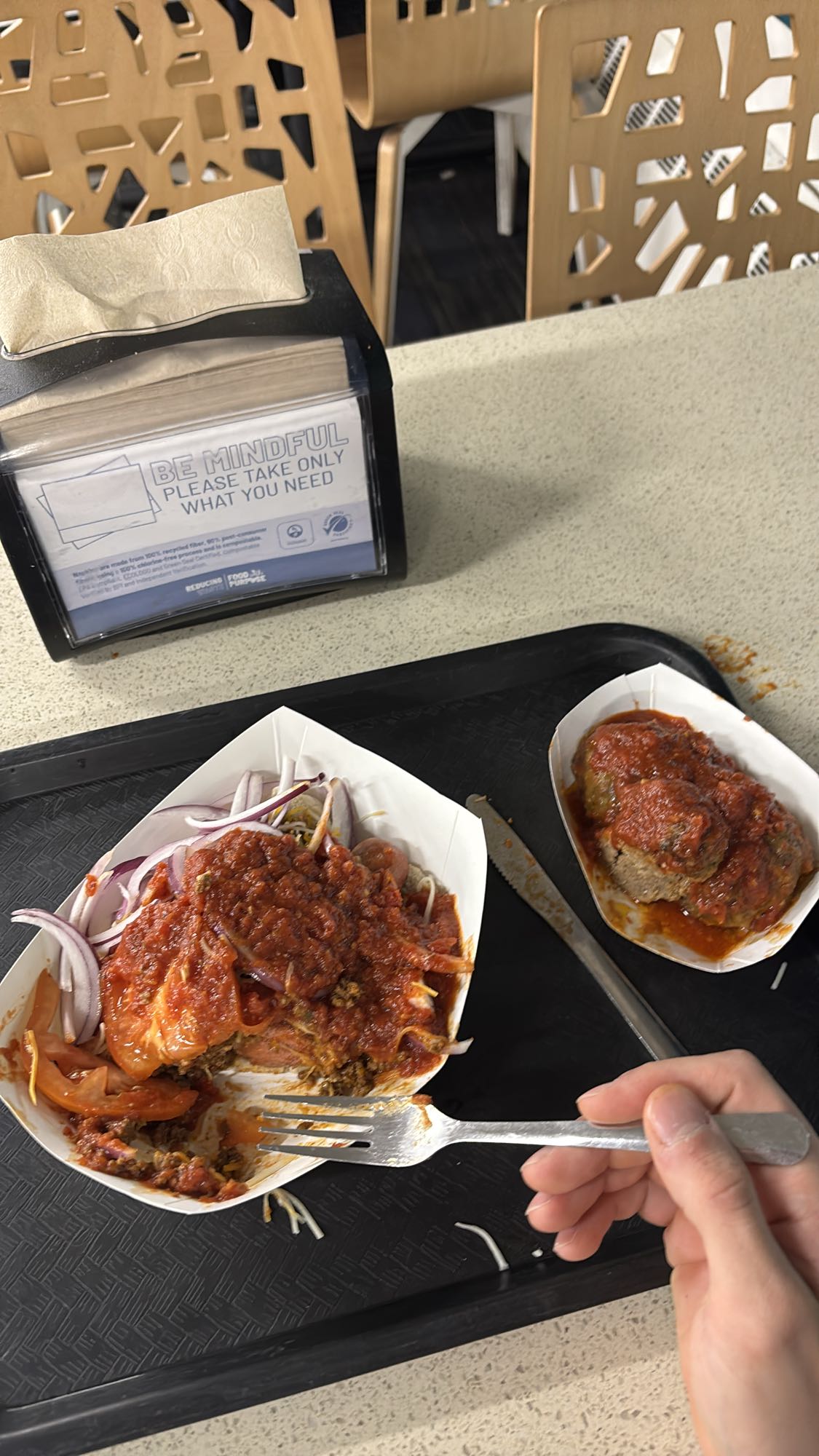 perro caliente con carne y verduras