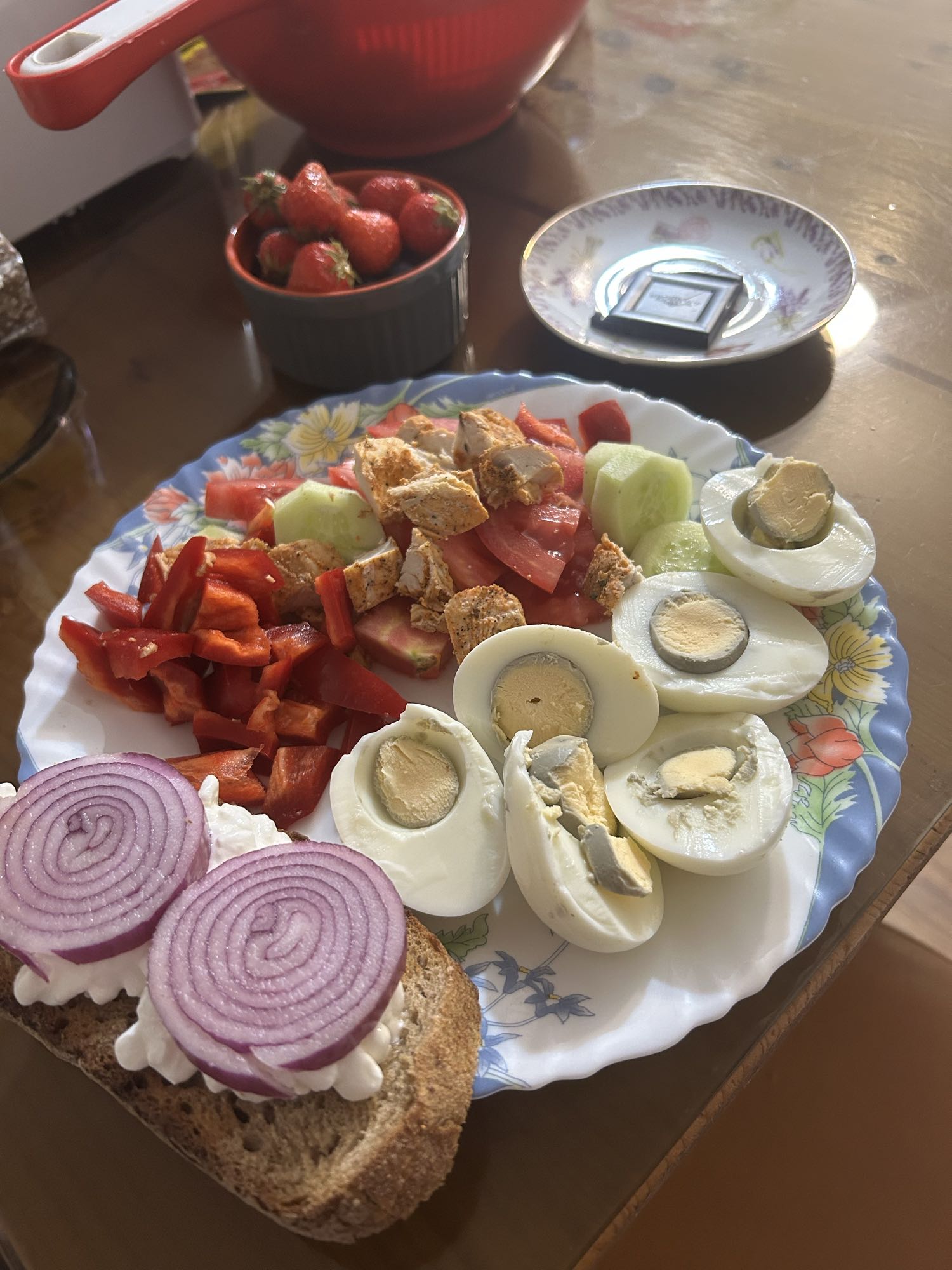 Mic dejun cu ouă, legume, pui și cottage