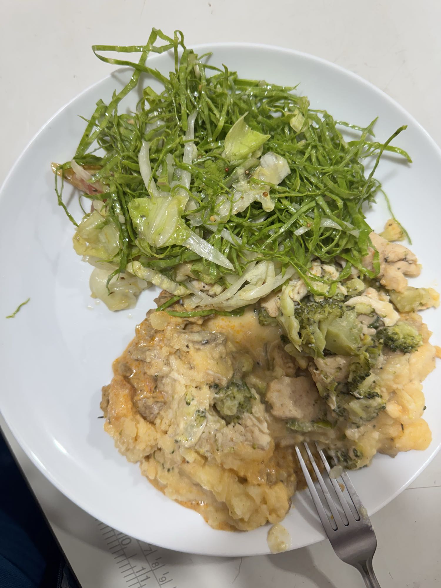 Frango com purê e salada