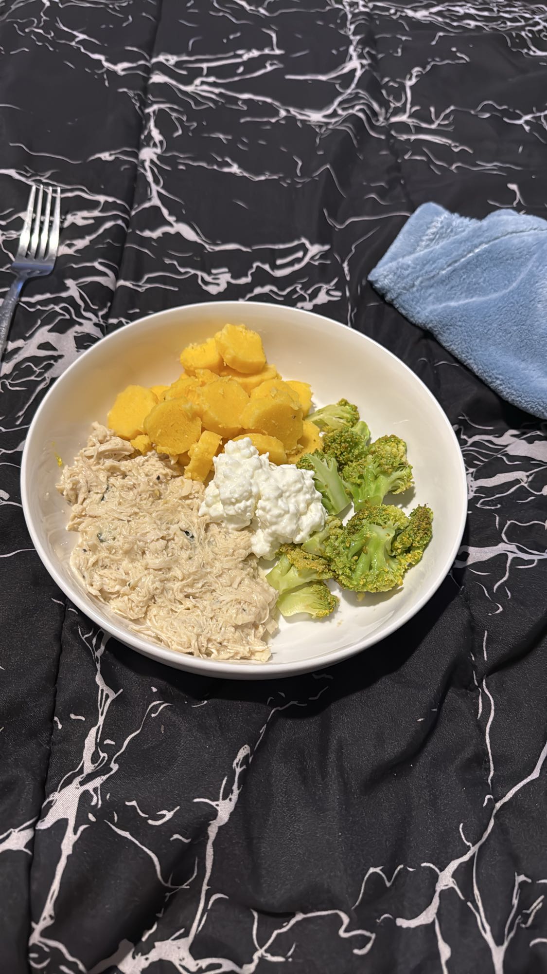 Pollo con salsa Alfredo, brócoli, bollo de mantequilla y queso cottage