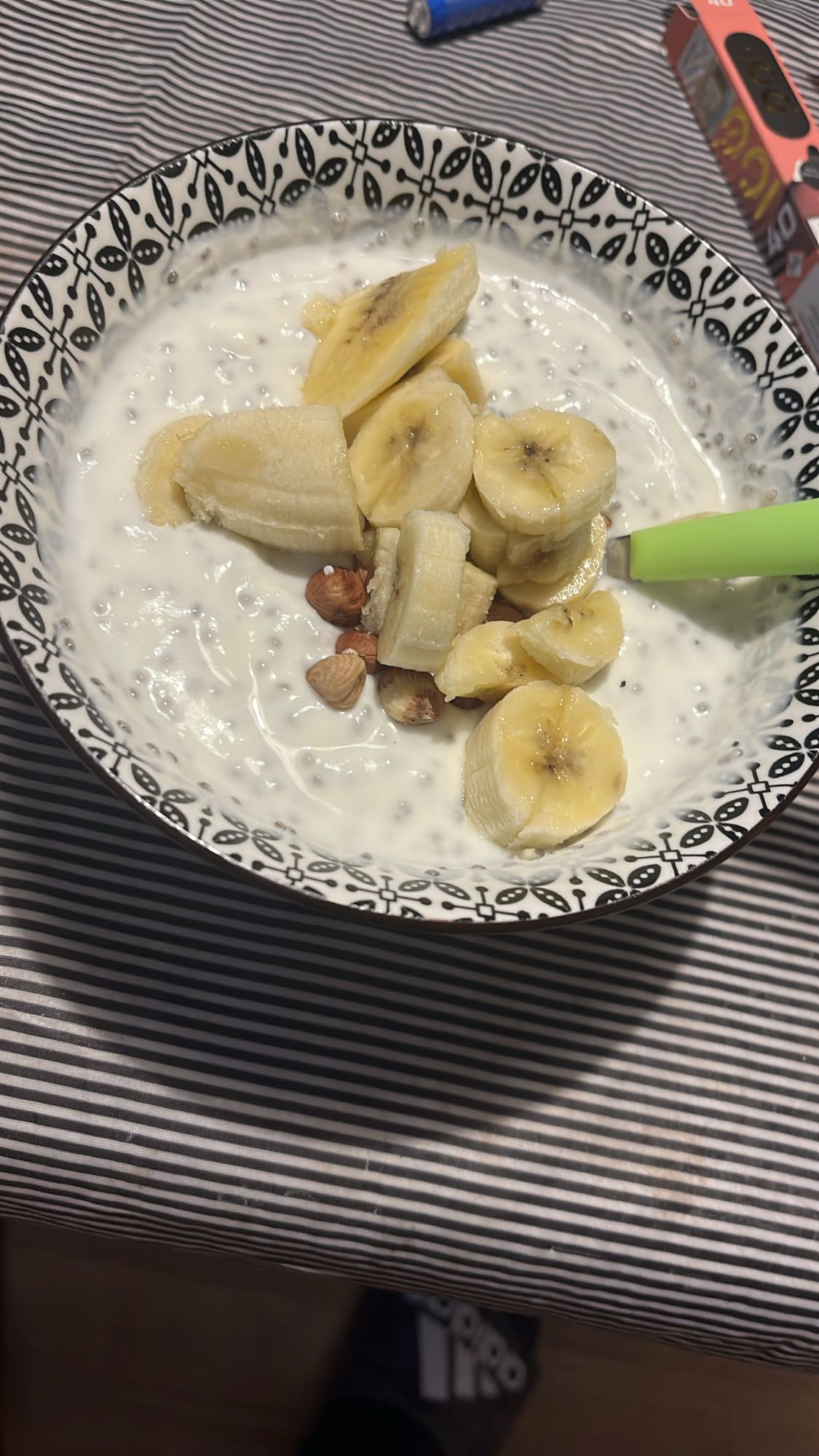 Кисело мляко с банан и ядки