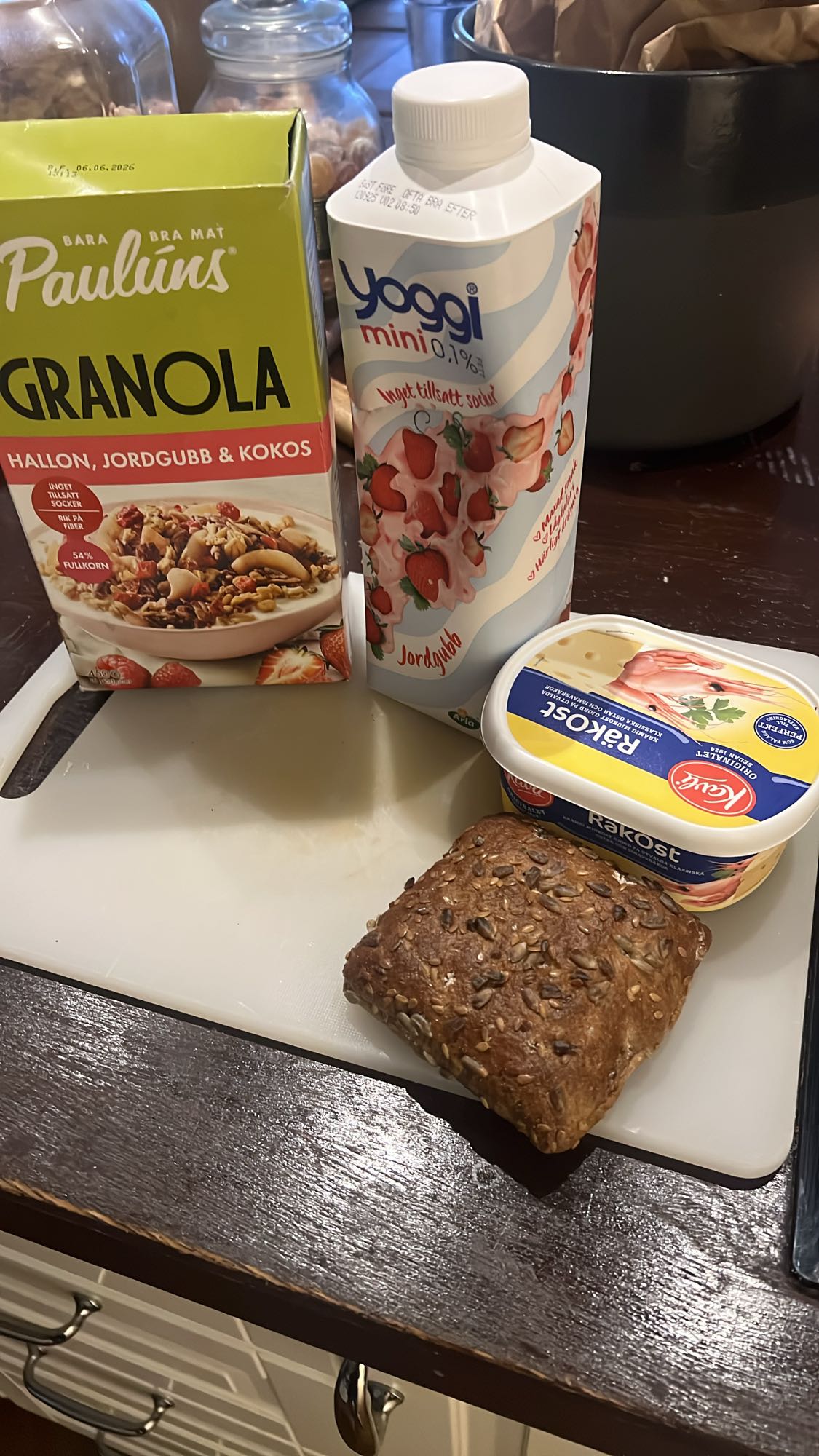 Frukost med granola & bröd