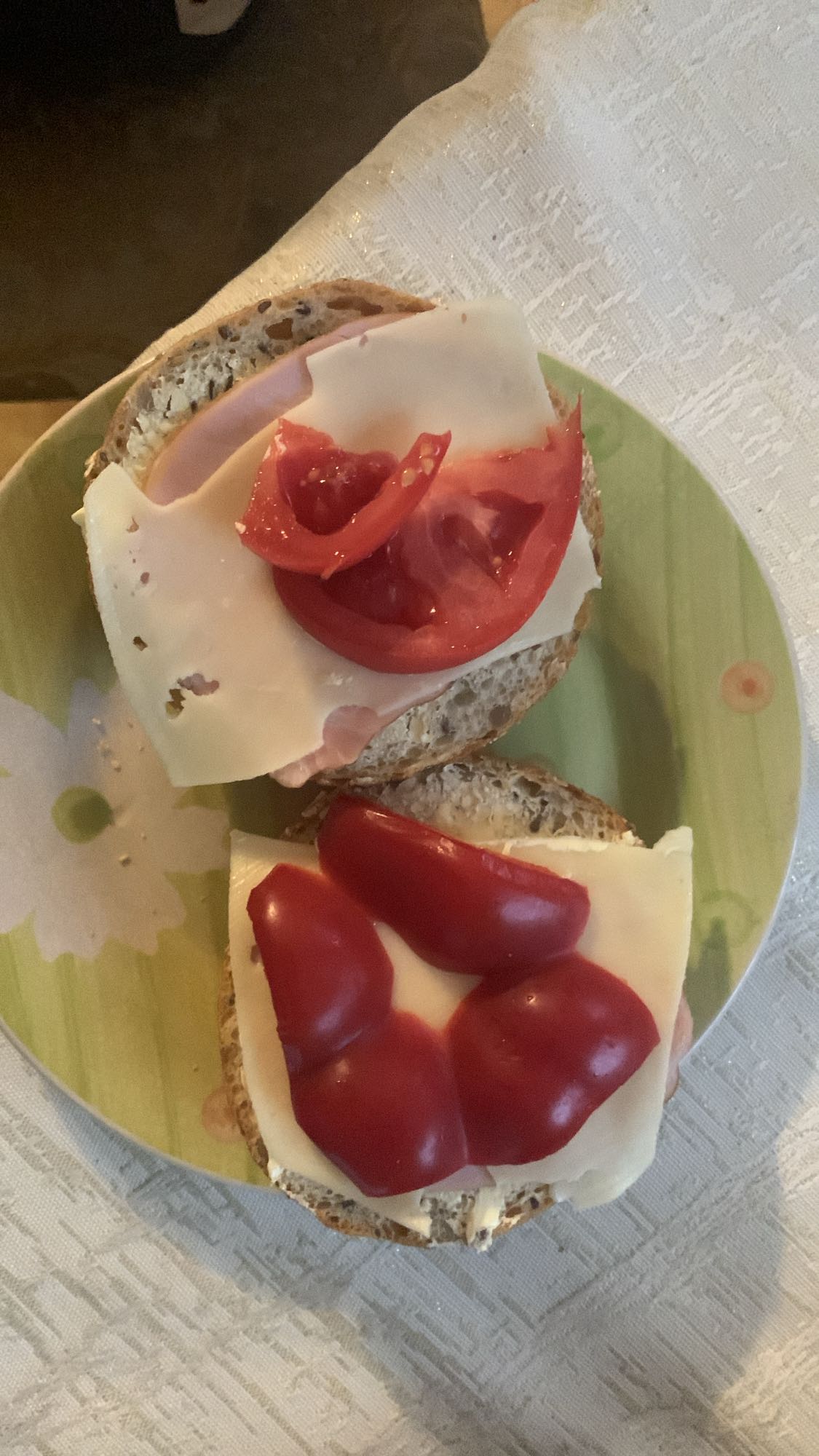 Kanapki z serem i pomidorem