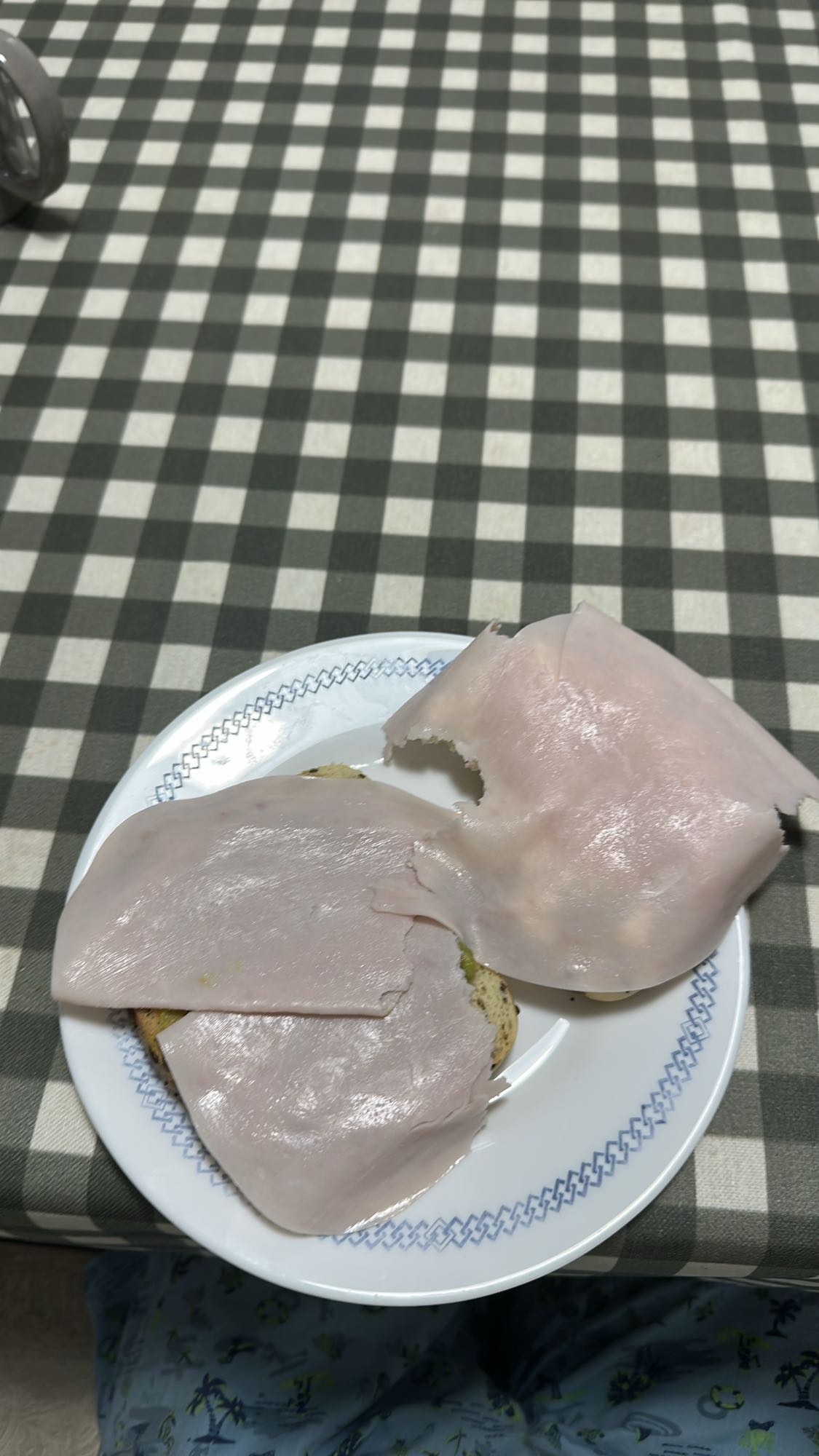 pan con pavo, guacamole y queso cottage