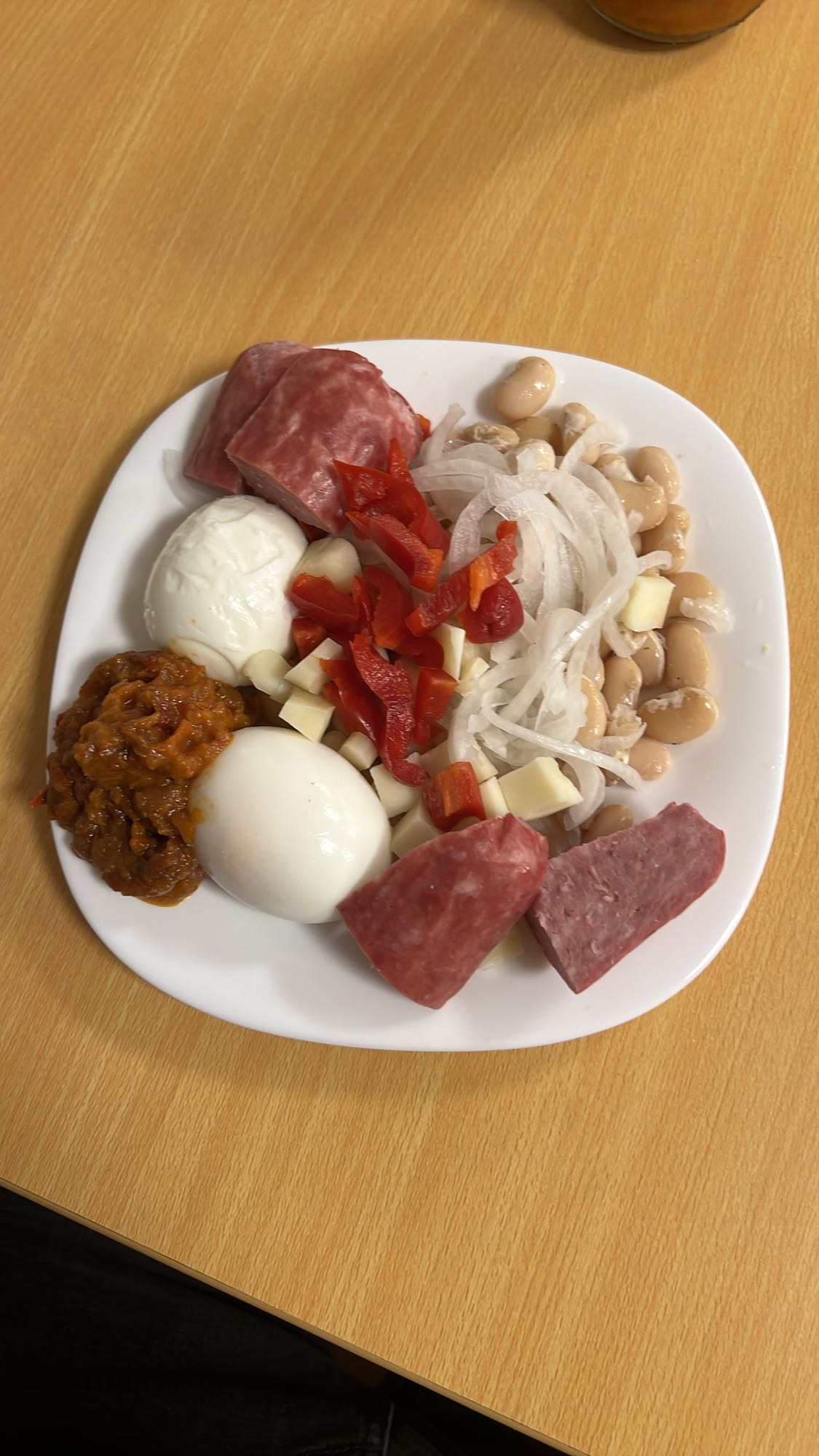 Platou cu ouă și salam