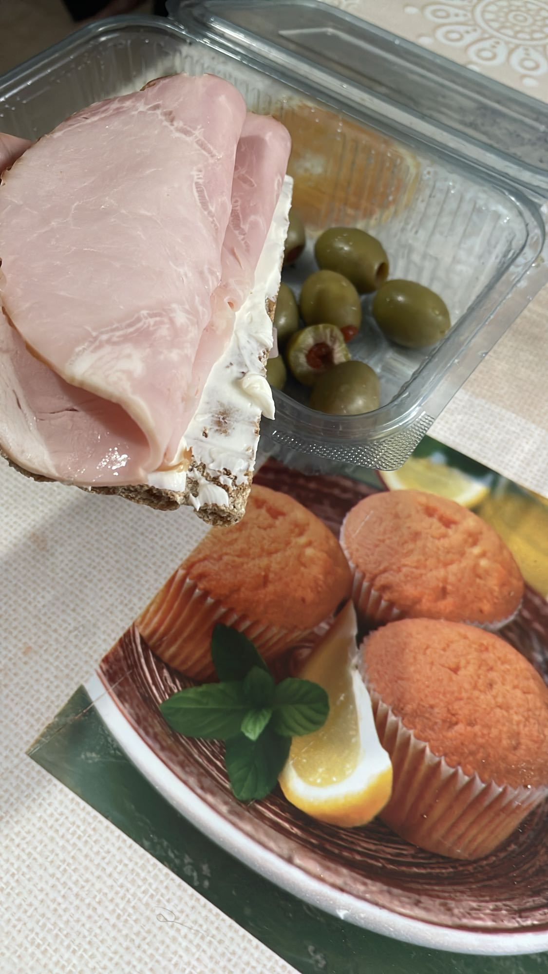 Sandviș cu șuncă și măsline