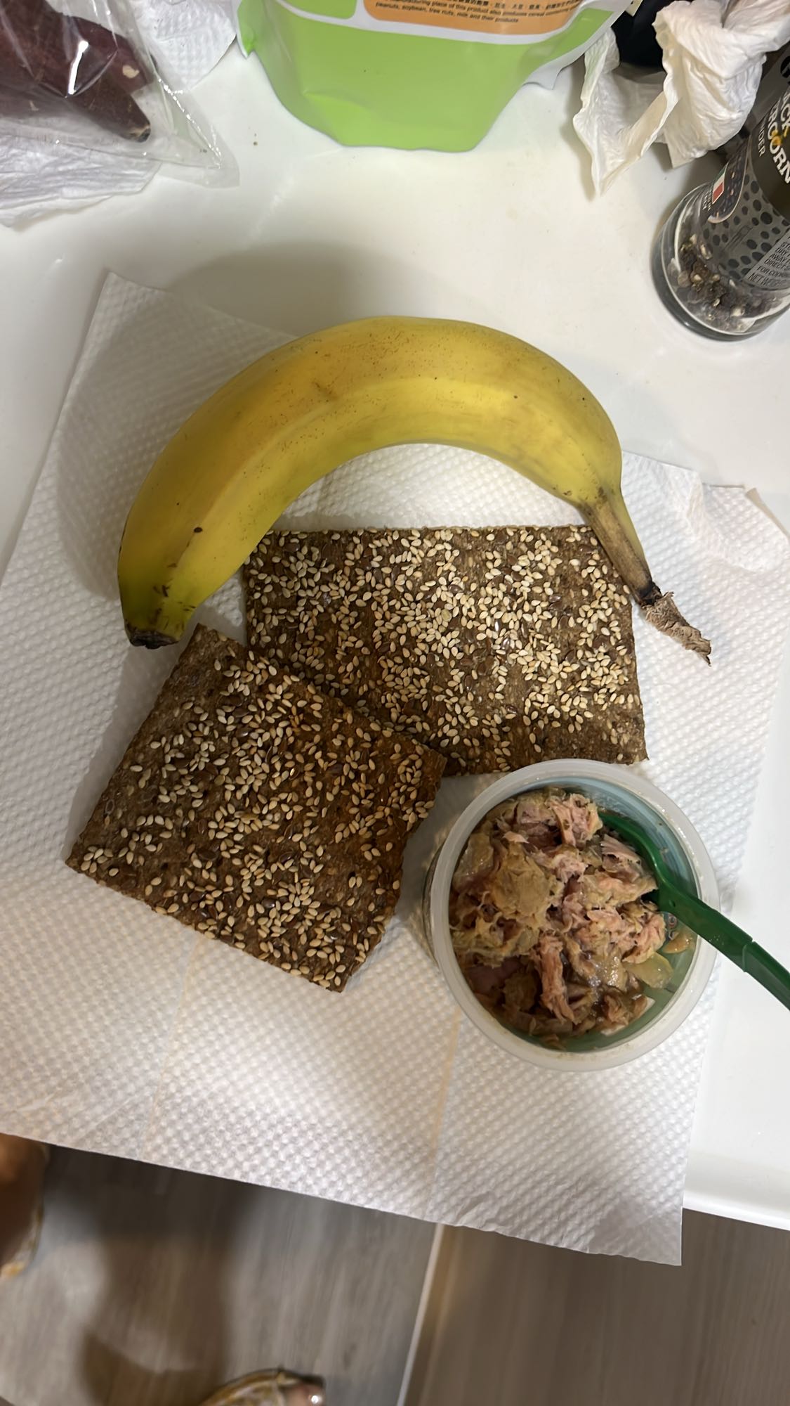 Banana, crispbread, tuna salad