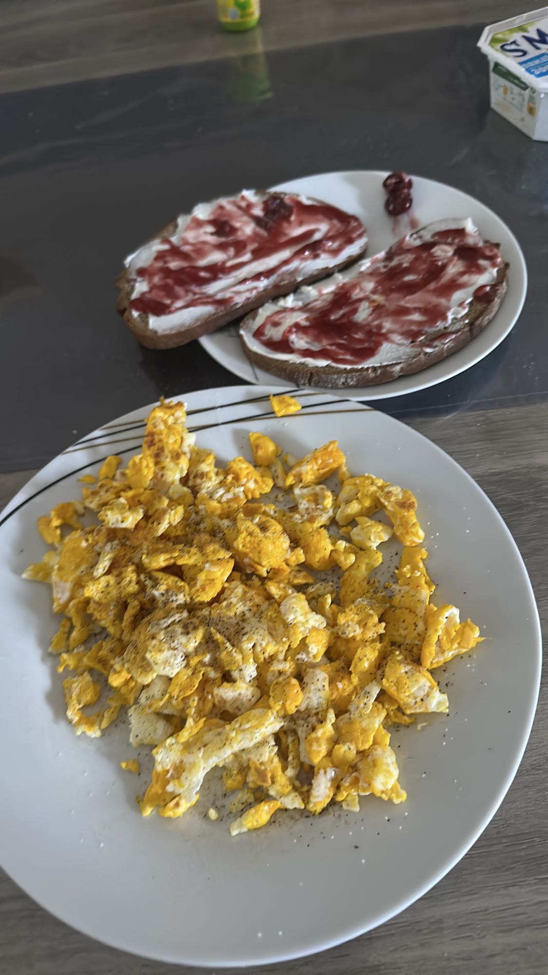 Oeufs brouillés et tartines