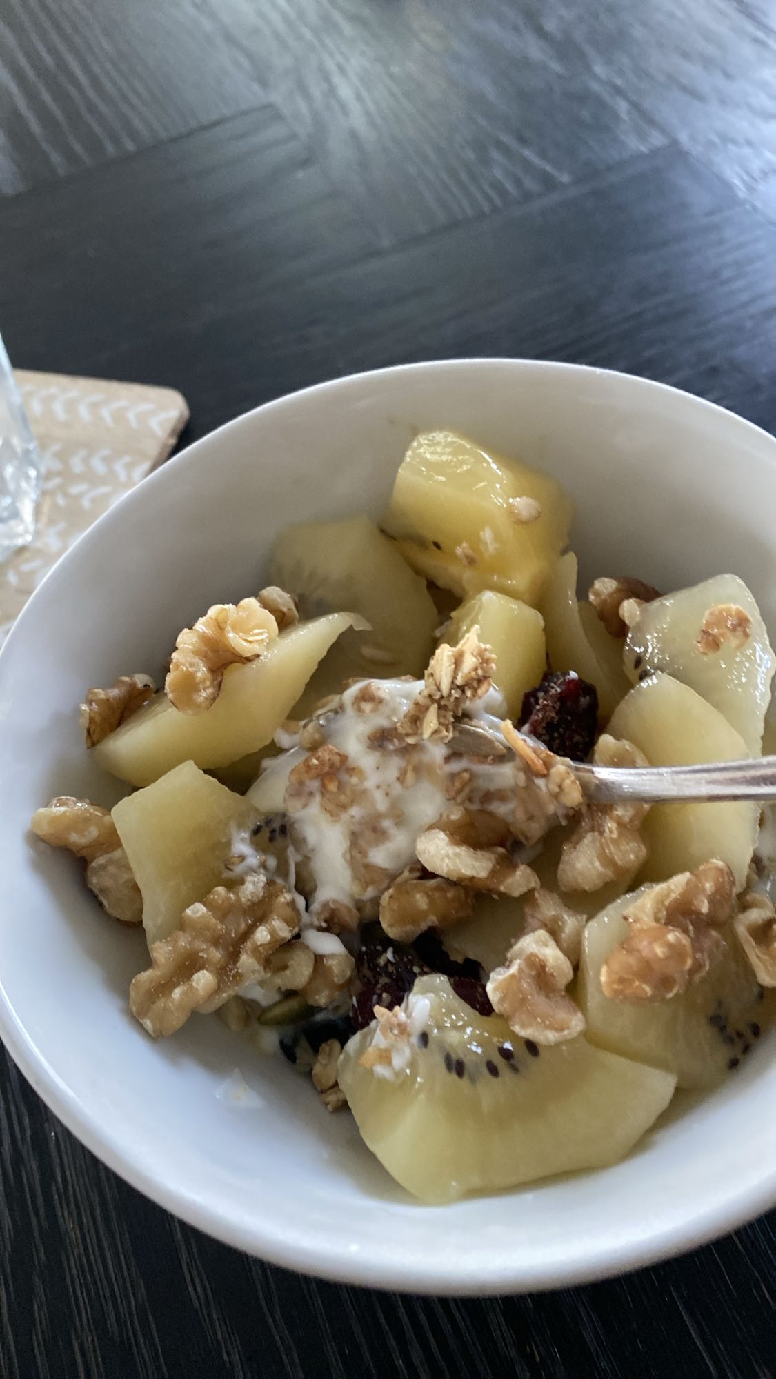 Yoghurt met kiwi en noten