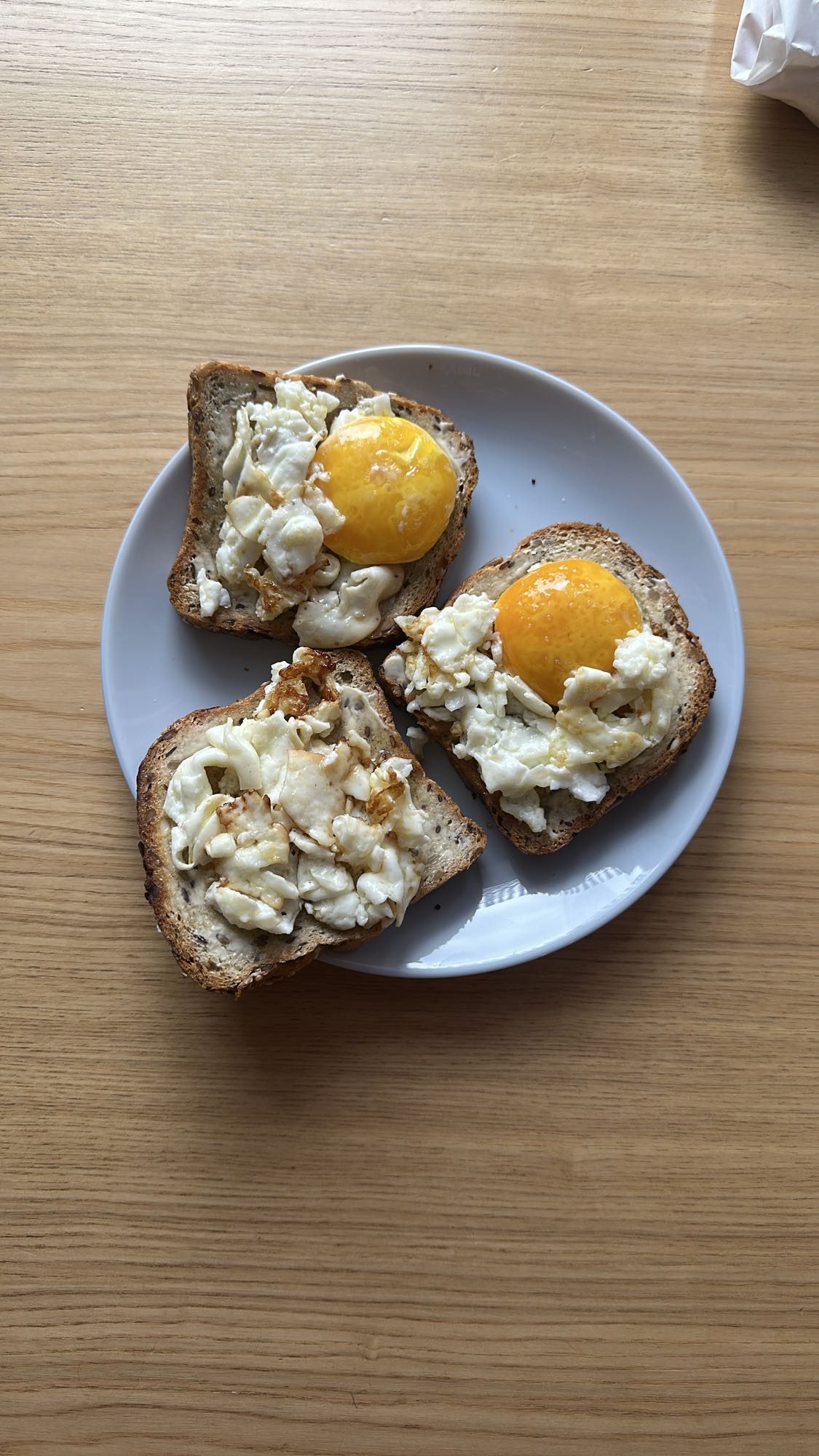 Chleb proteinowy z jajkiem sadzonym