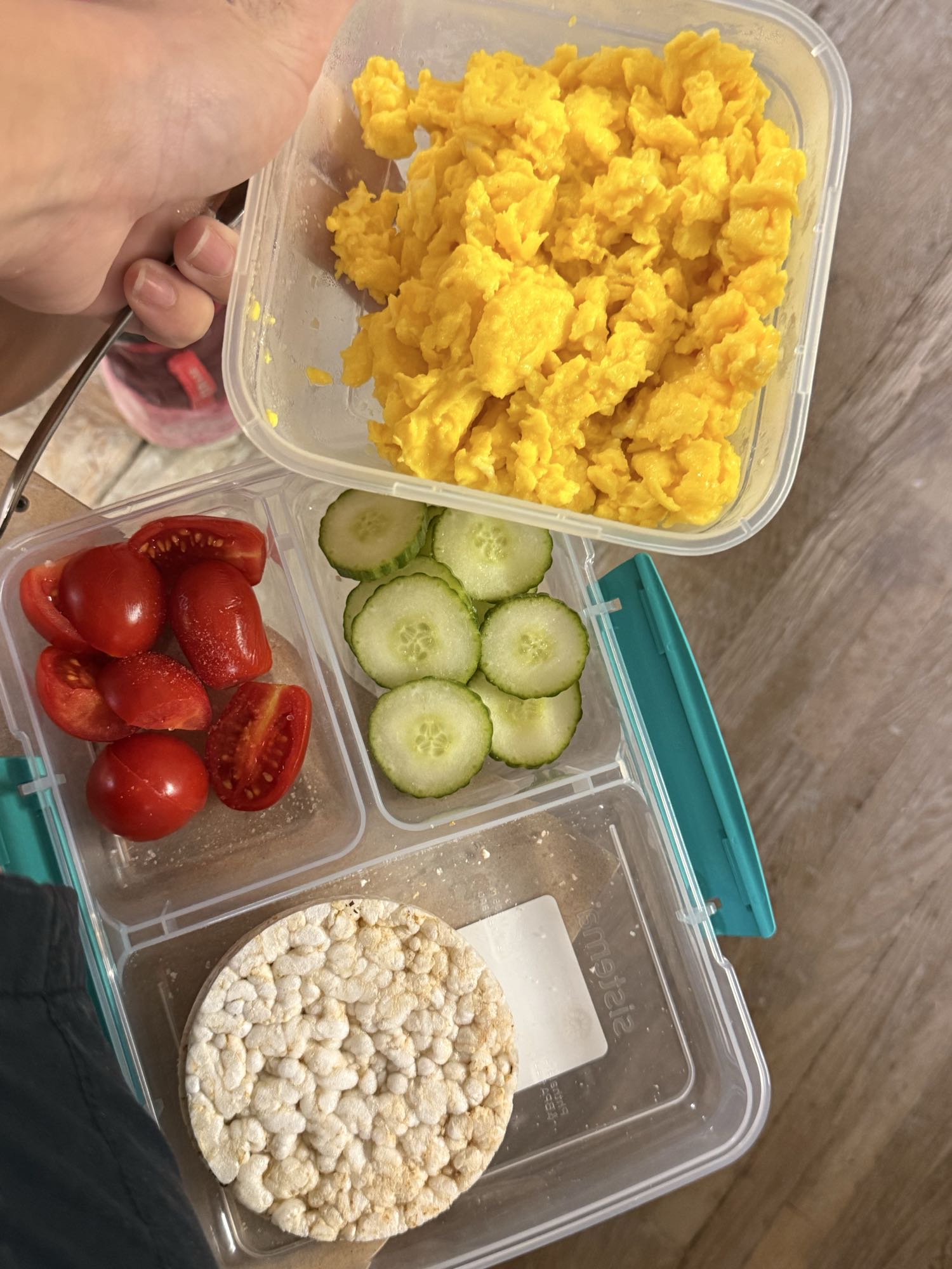 Mic dejun cu ouă și legume