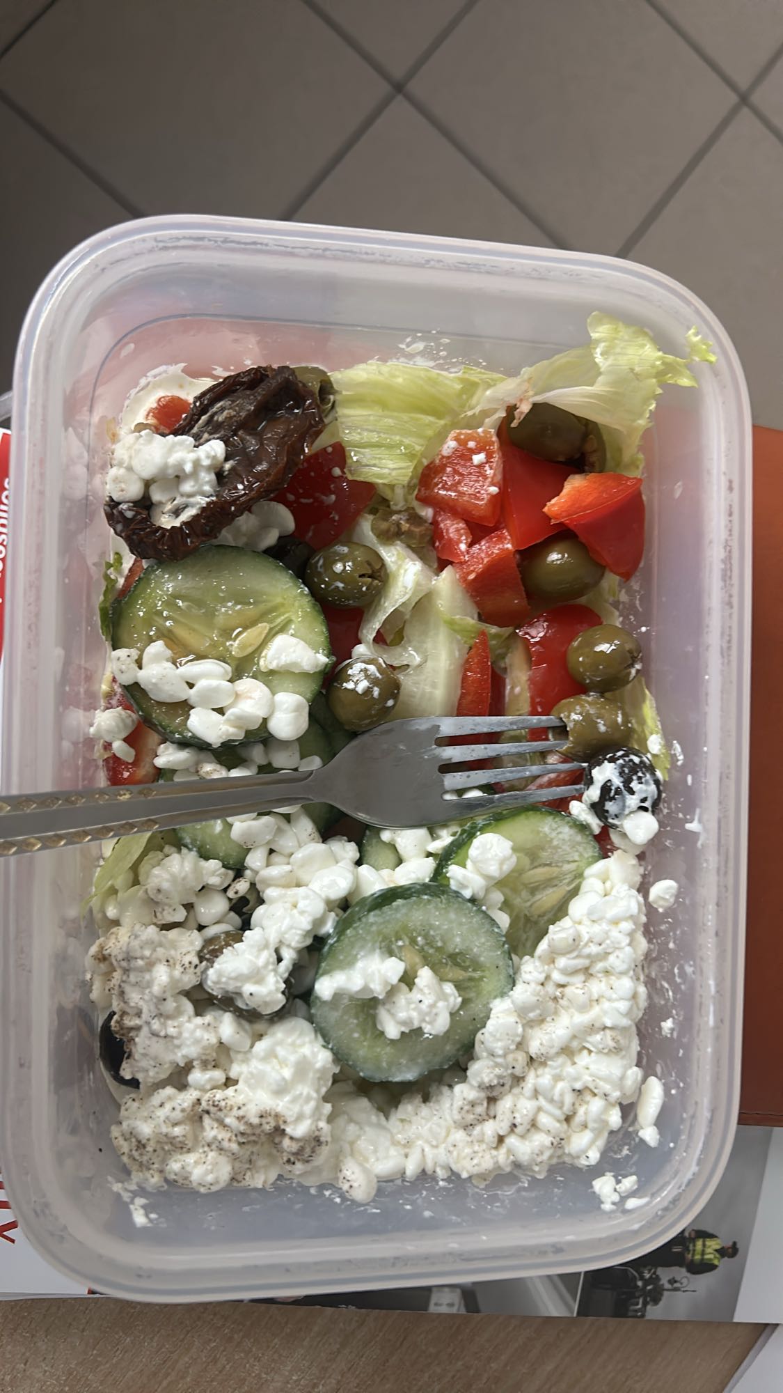 Sałatka z twarogiem i warzywami