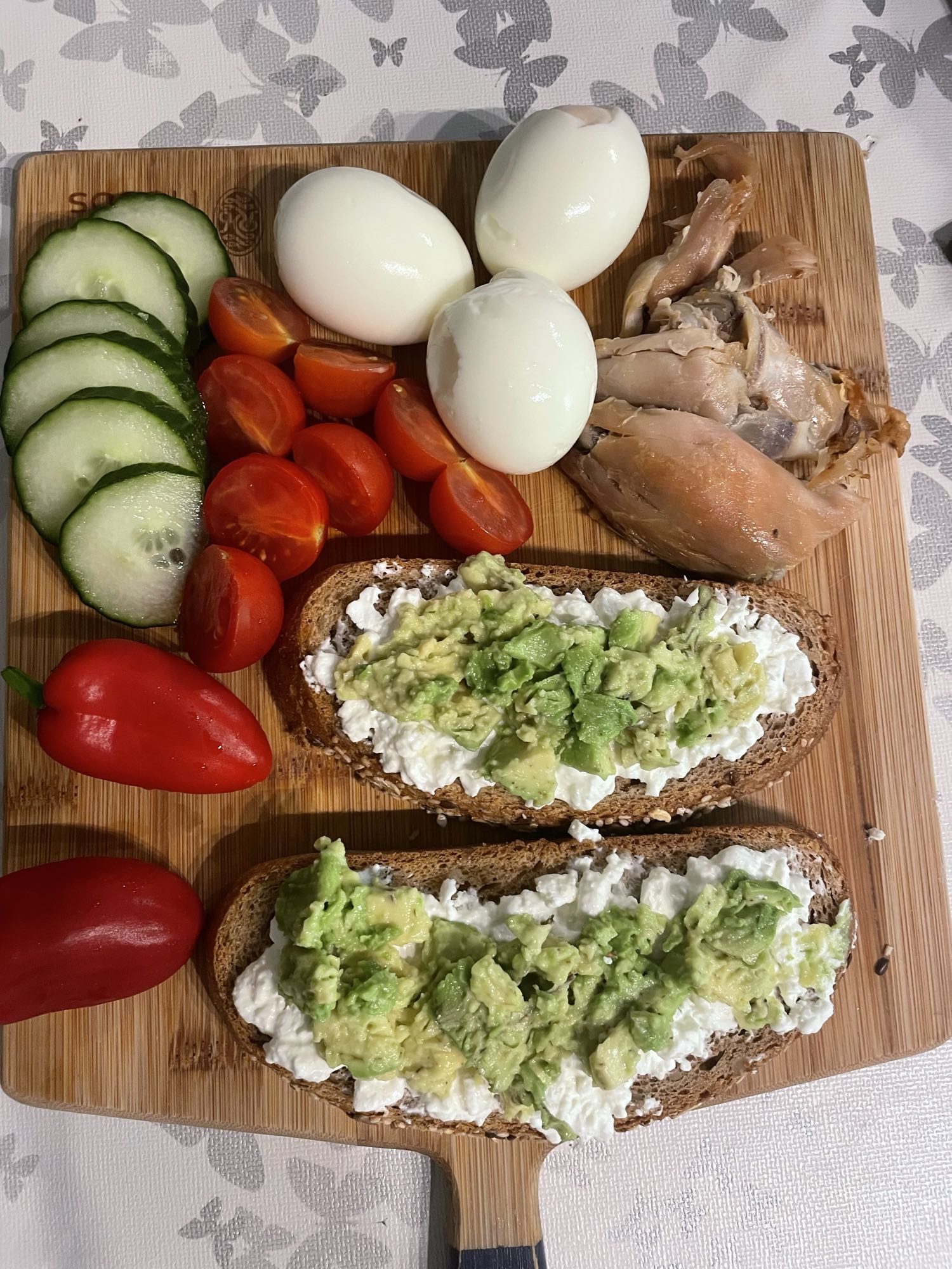 Avocado Hüttenkäse Toast Platte