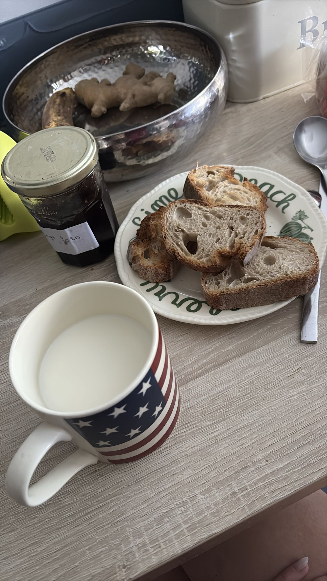 Petit-déjeuner pain et lait
