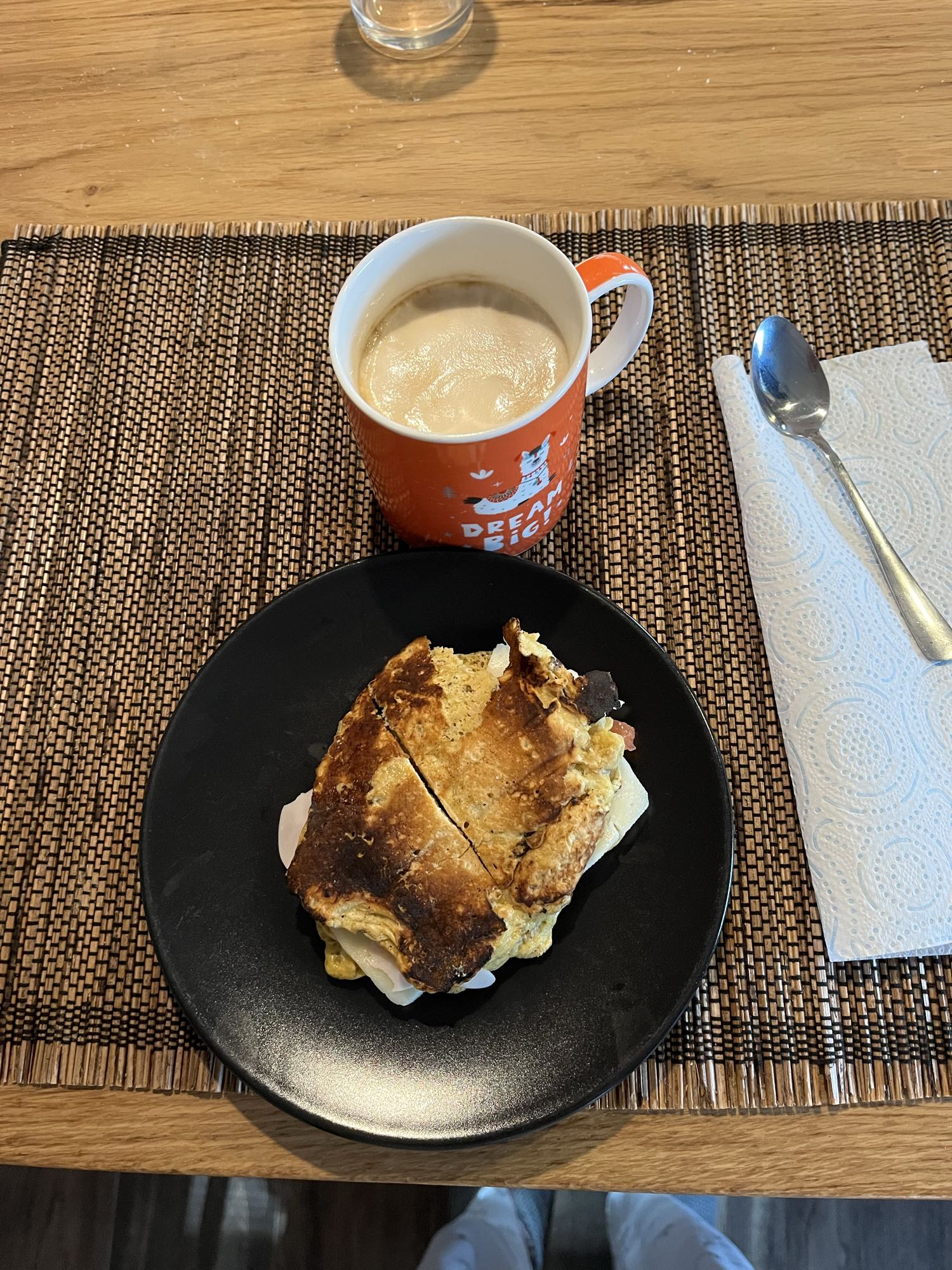 Esmorzar amb entrepà de farina de cigrons, pernil, formatge, melocotó i cafè amb llet