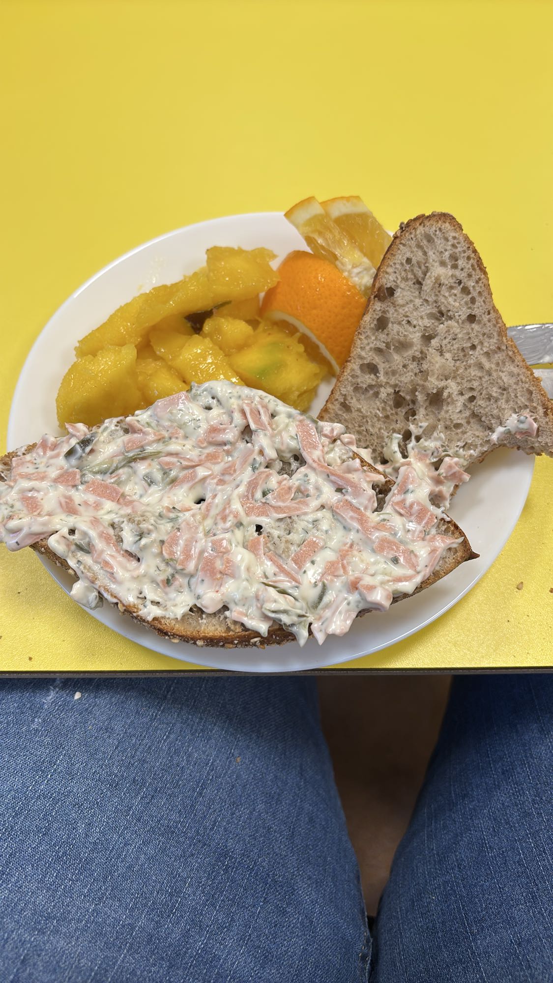 Brot mit Aufstrich & Obst